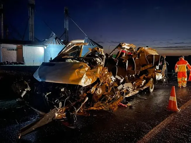 Micro-ônibus ficou destruído após colisão com caminhão.