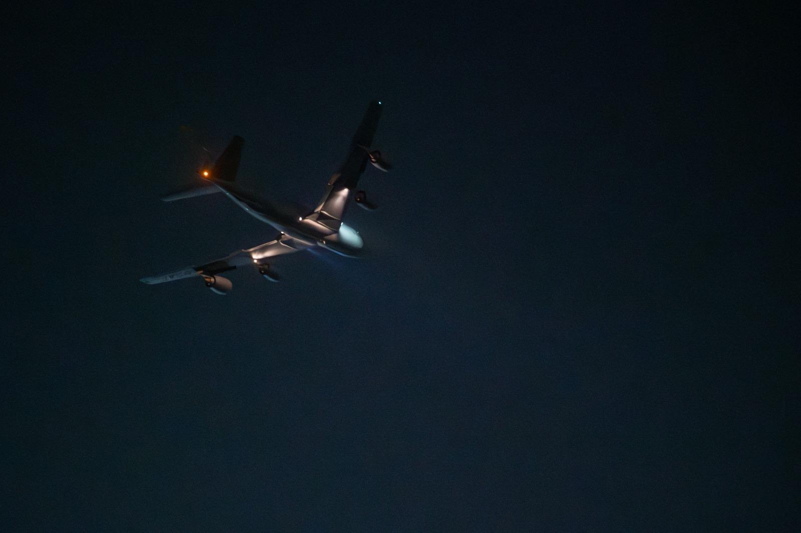 Imagem da aeronave KC-135 Stratotanker em voo.