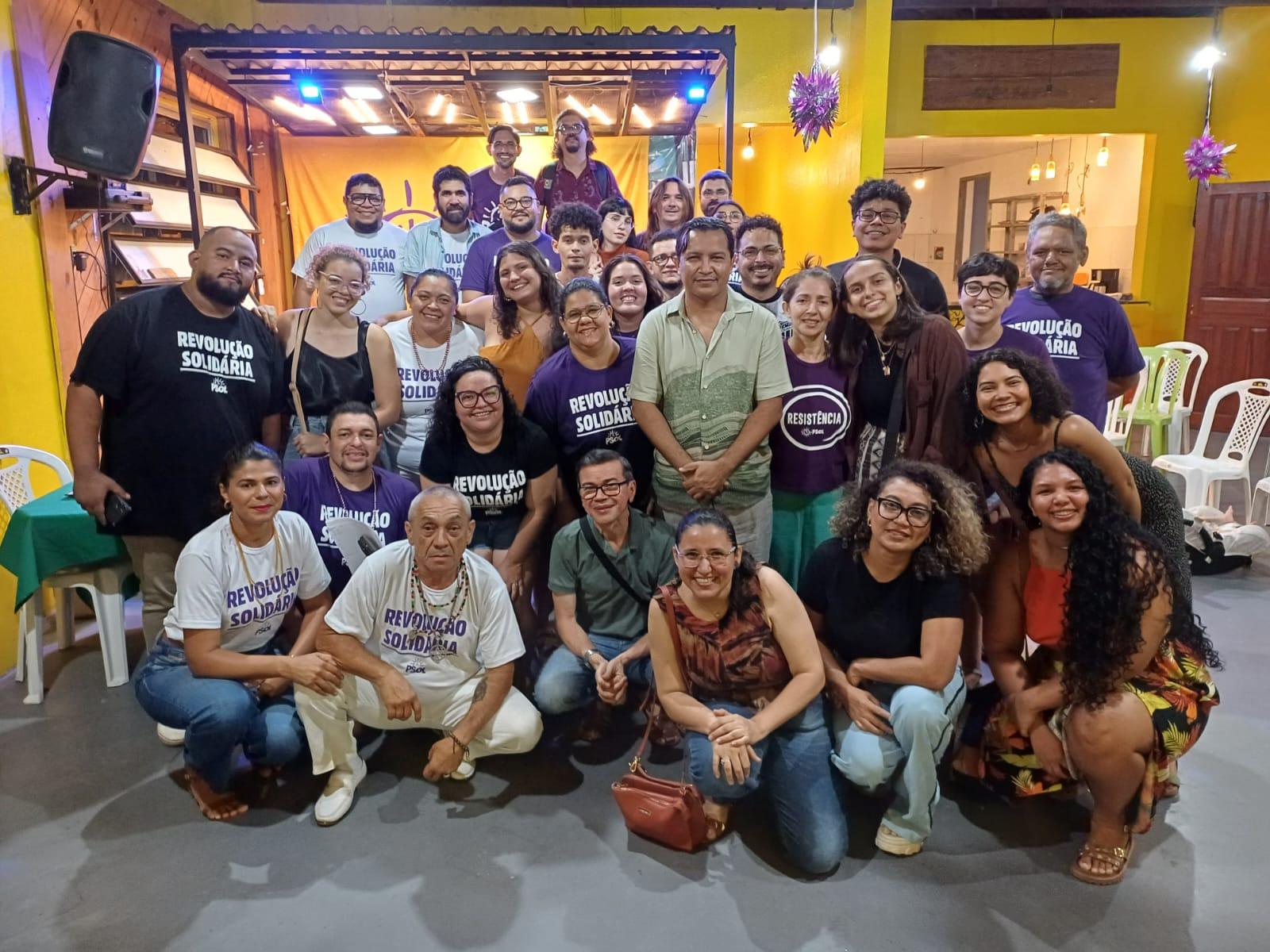 Filiados ao Psol em pé e sentados reunidos para uma foto após reunião do partido.