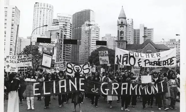 Manifestantes exigem justiça no caso Eliane de Grammont.