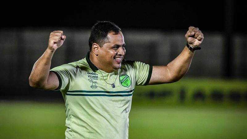 Leston Júnior em ação pelo Floresta