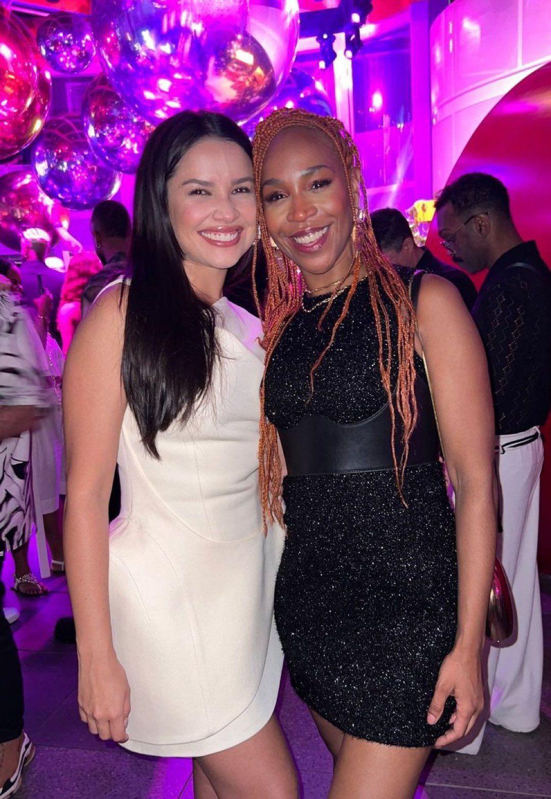 Juliette e Karol Conká posando para uma foto em uma festa.