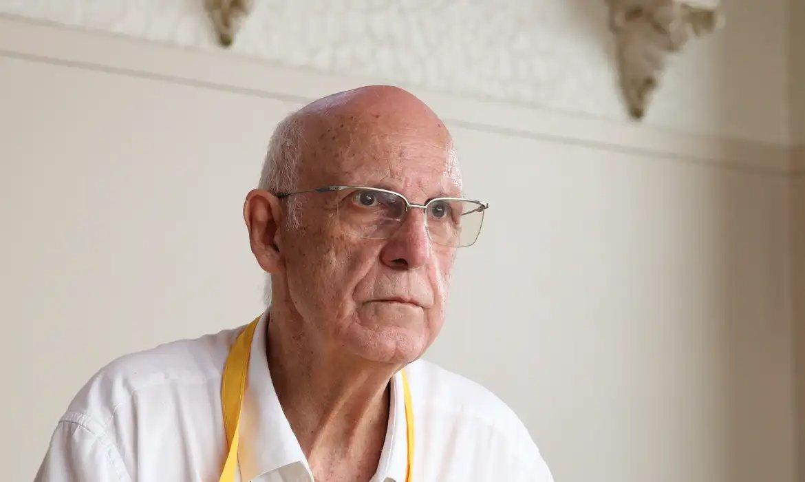 Foto do Padre Júlio.