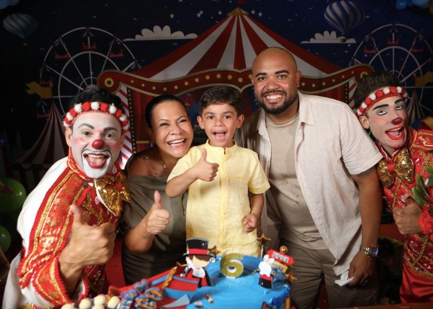 Léo, a avó Ruth e palhaços aparecem no registro da festa.