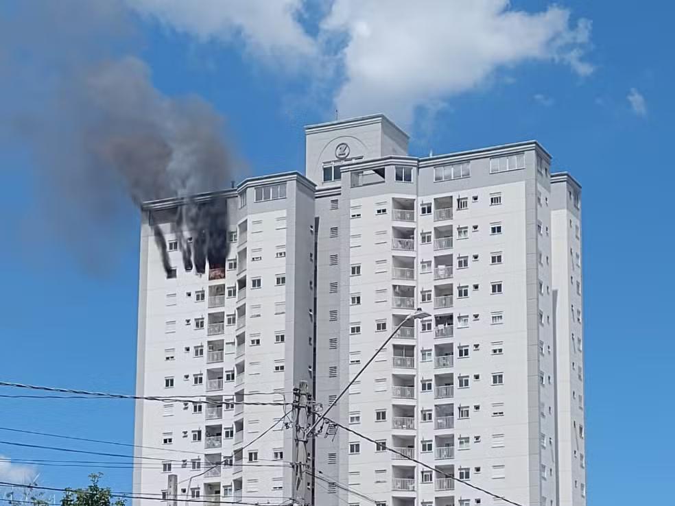 Foto do incêndio que atingiu prédio em Piracicaba (SP).