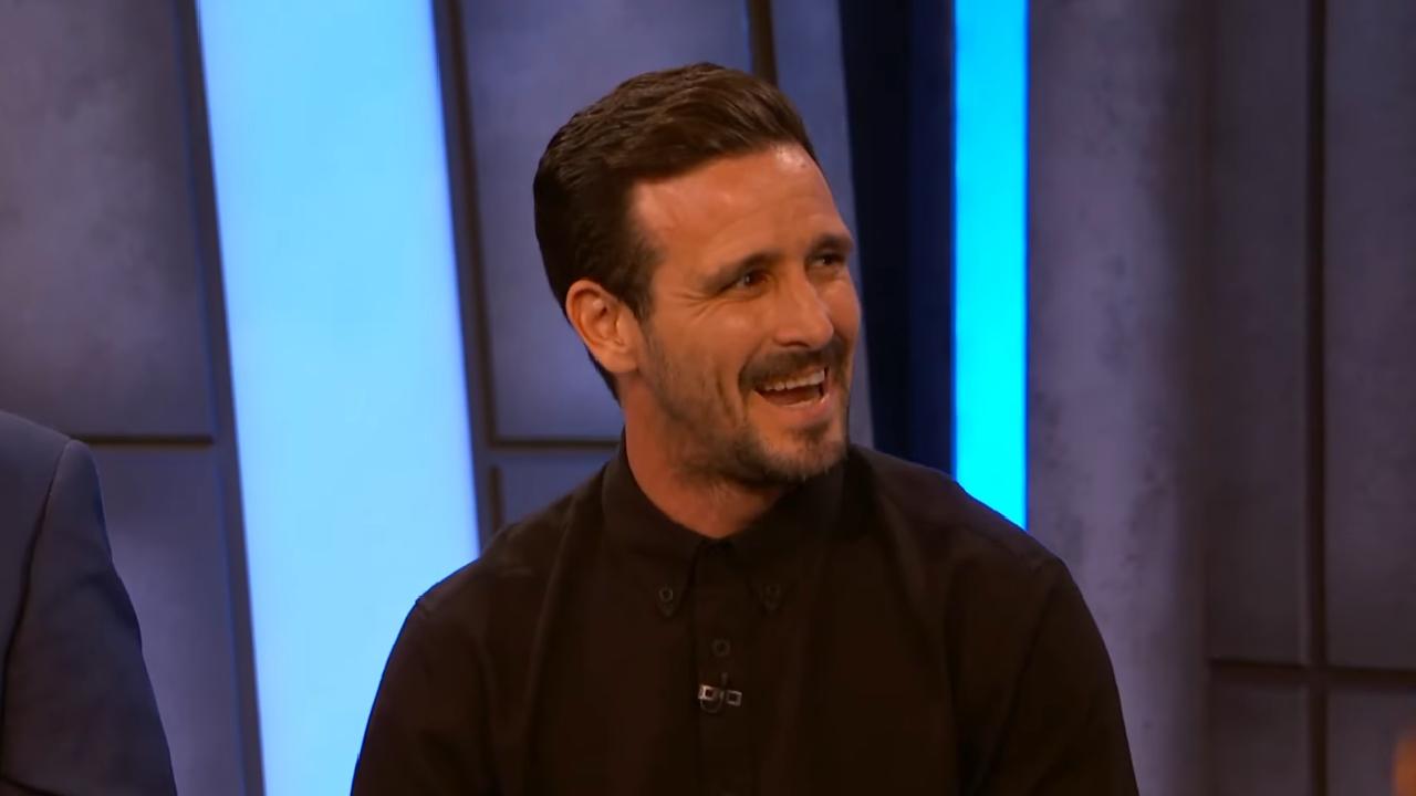 James Ransone sorridente em programa de entrevistas.