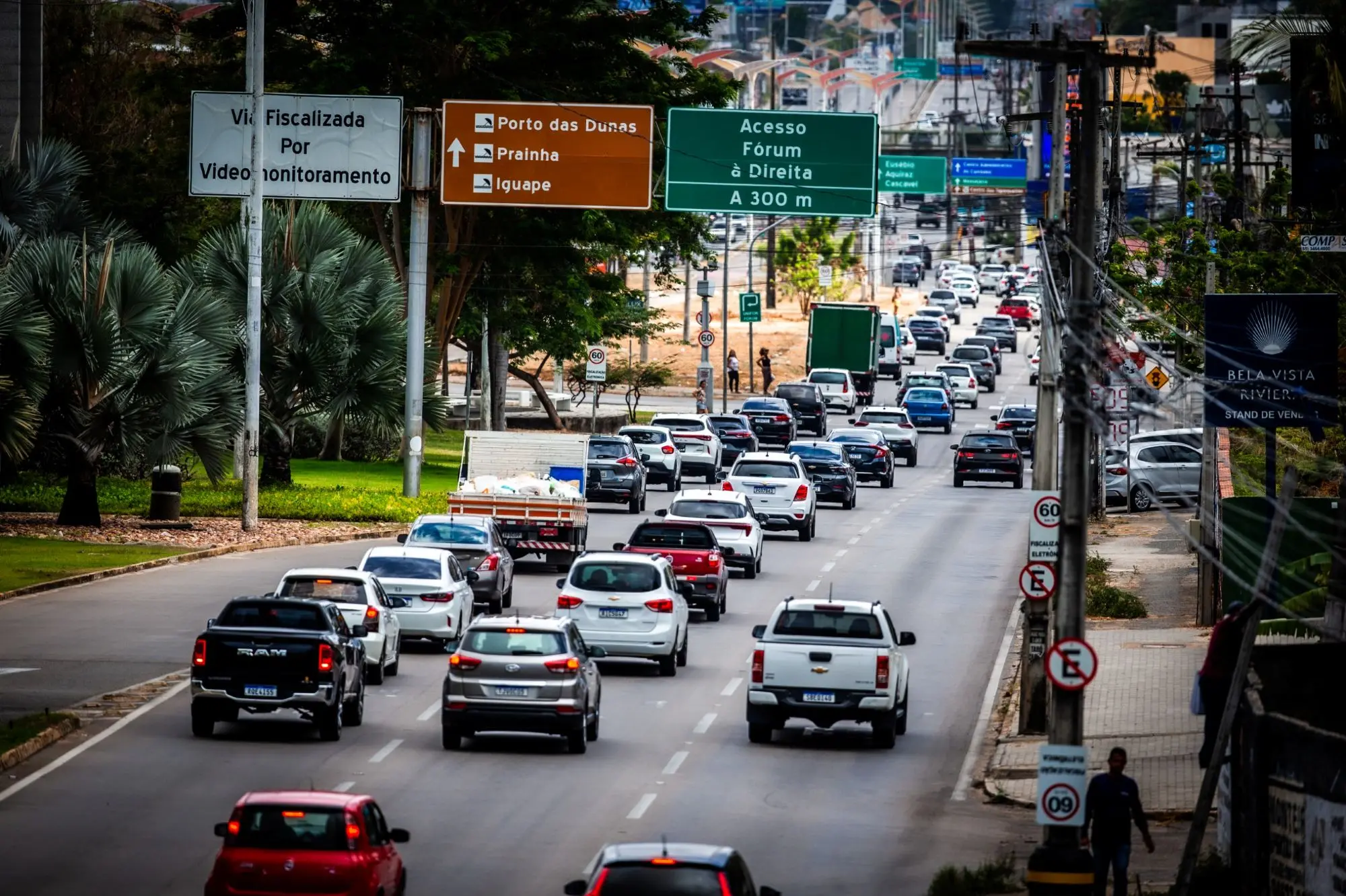 Foto de veículos no trânsito ilustra matéria sobre desconto no IPVA.