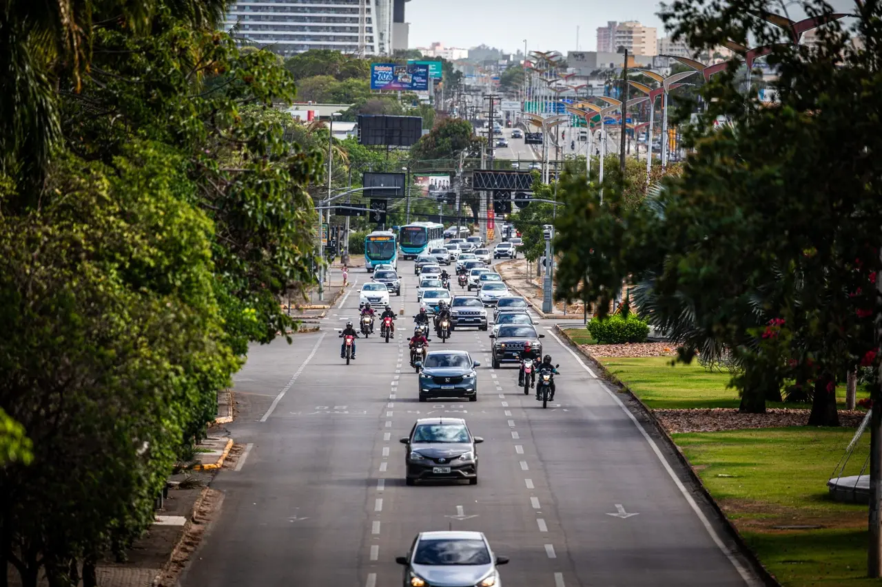 Fluxo de veículos em avenida com três pistas, em Fortaleza.