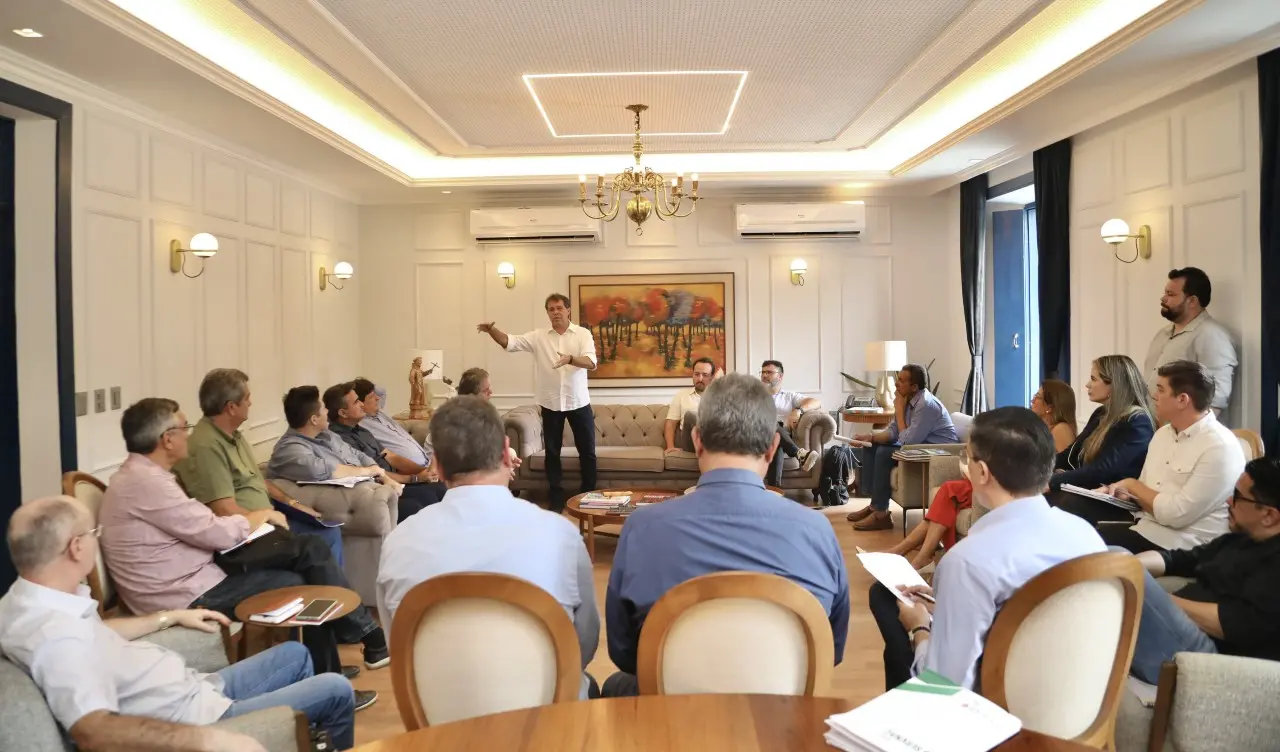 Prefeito de Fortaleza, Evandro Leitão, em reunião com seus secretários no primeiro ano de governo, em 2025