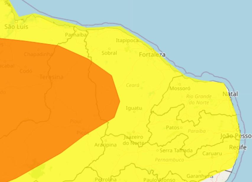Mapa de alertas meteorológicos para a região Nordeste do Brasil, indicando áreas de risco severo (laranja) e risco moderado (amarelo).