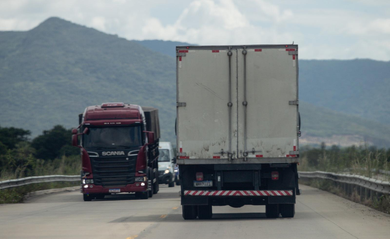 Foto que contém caminhões de carga trafegando pela BR-222.