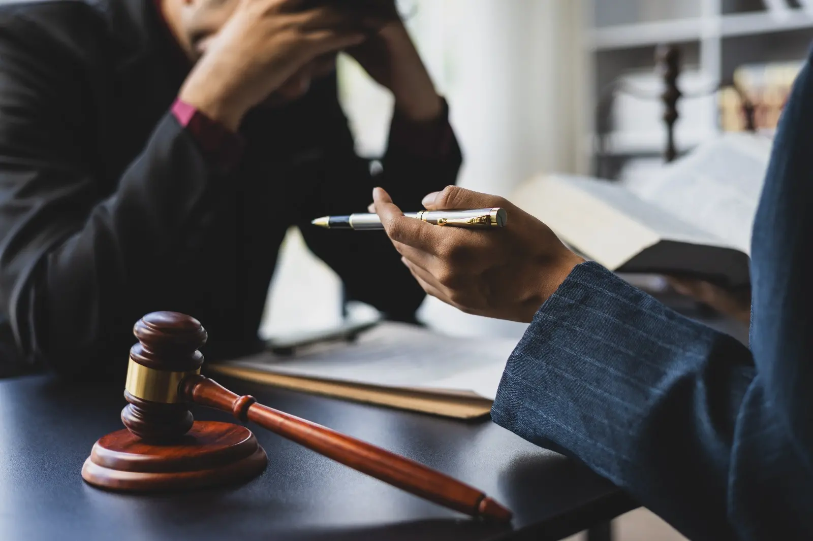 Foto que contém negociação de empresas em recuperação judicial.