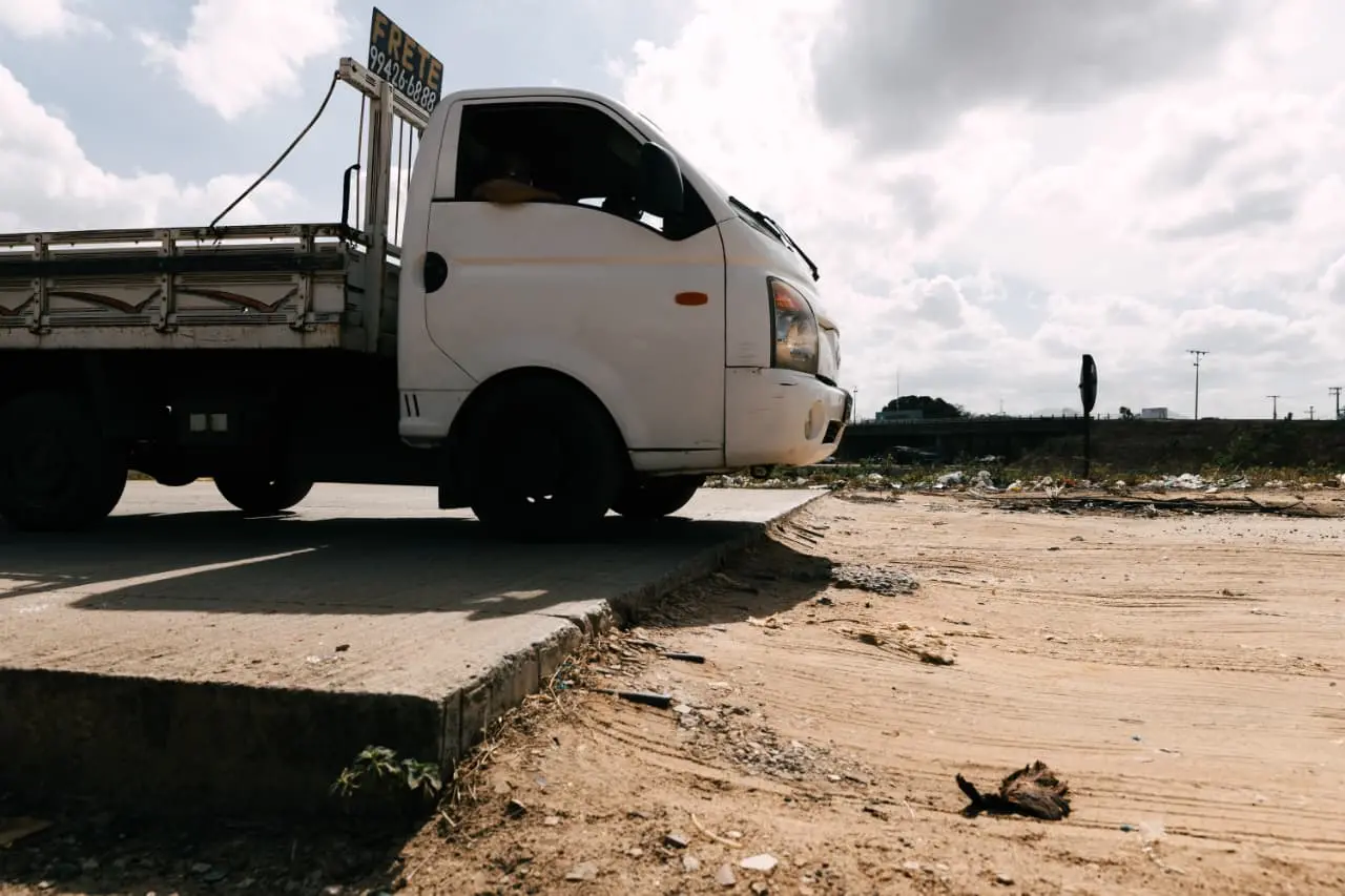 Foto que contém caminhão de frete do 4º Anel Viário de Fortaleza.