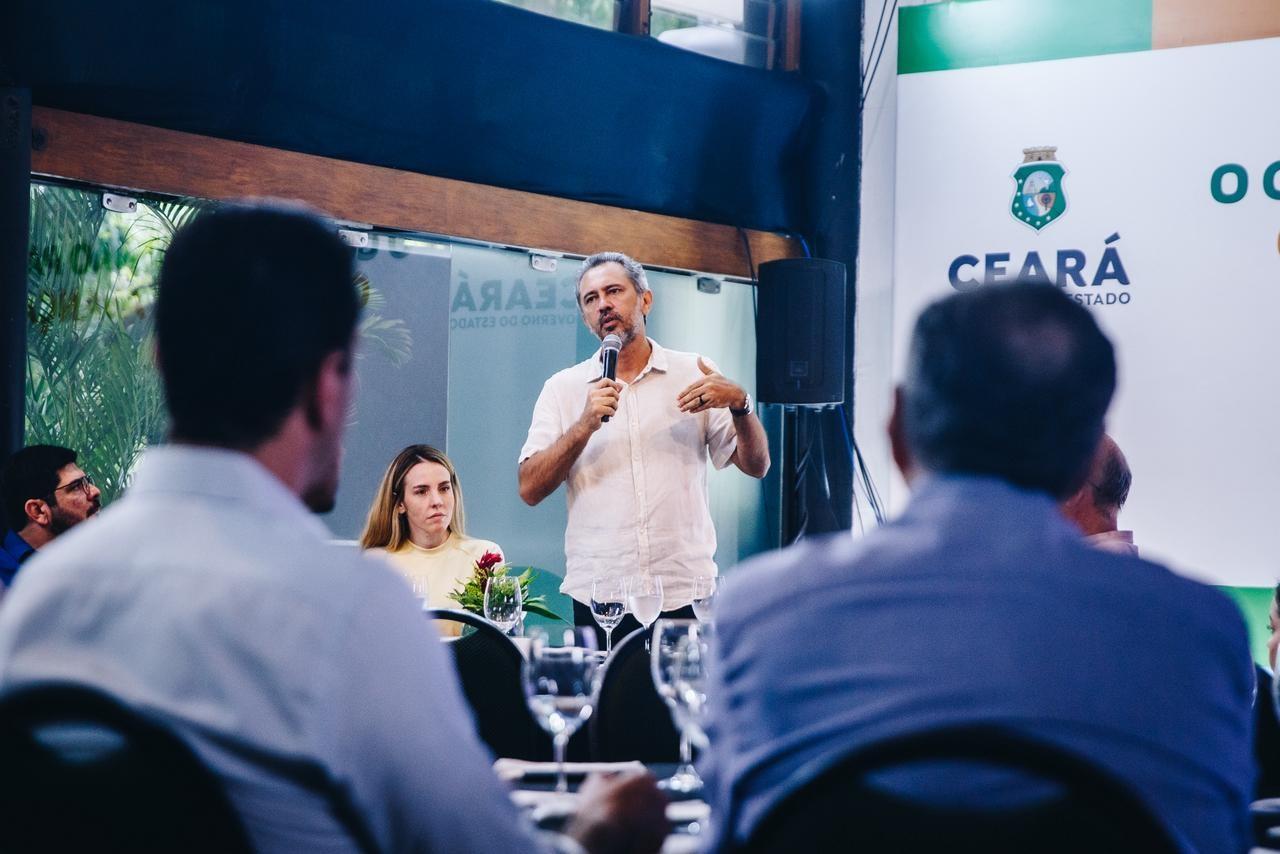 Governador Elmano de Freitas e a vice-governadora Jade Romero em reunião de secretários em 2025