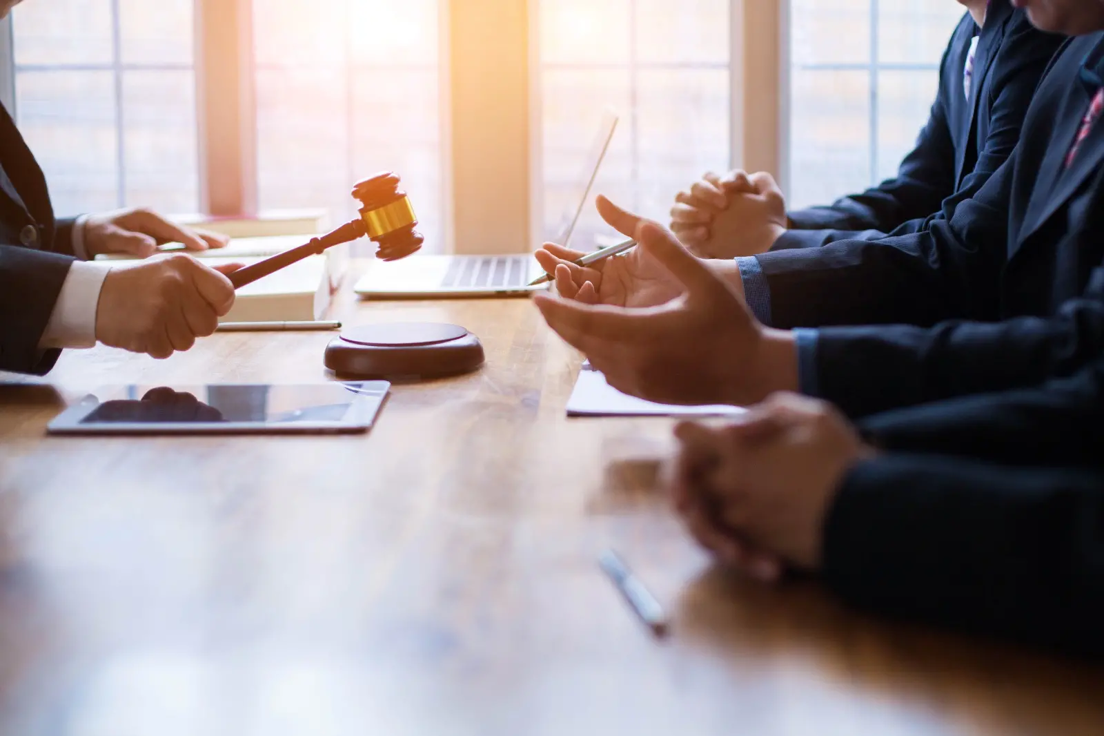 Foto que contém mesa de negociação de empresas em recuperação judicial.