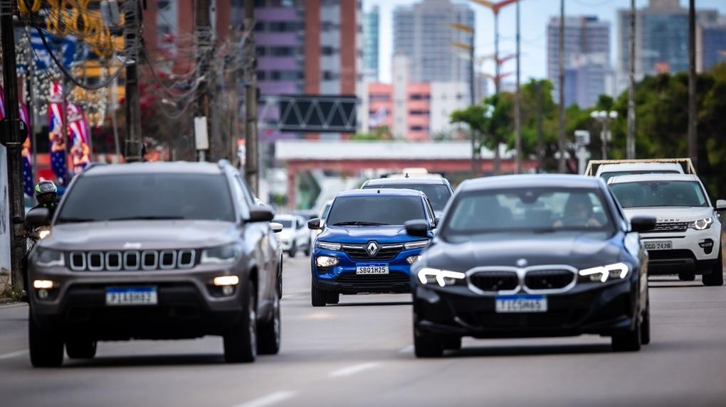 Veículos em avenida de Fortaleza.