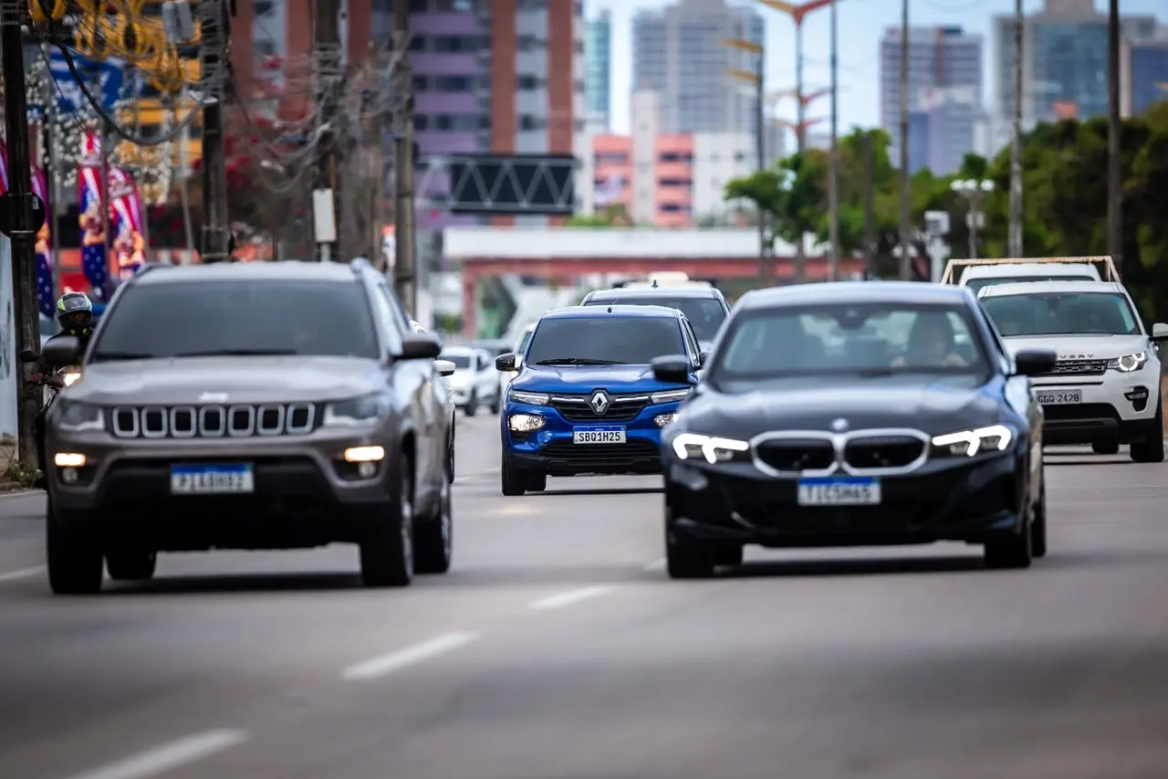 Veículos em avenida de Fortaleza.