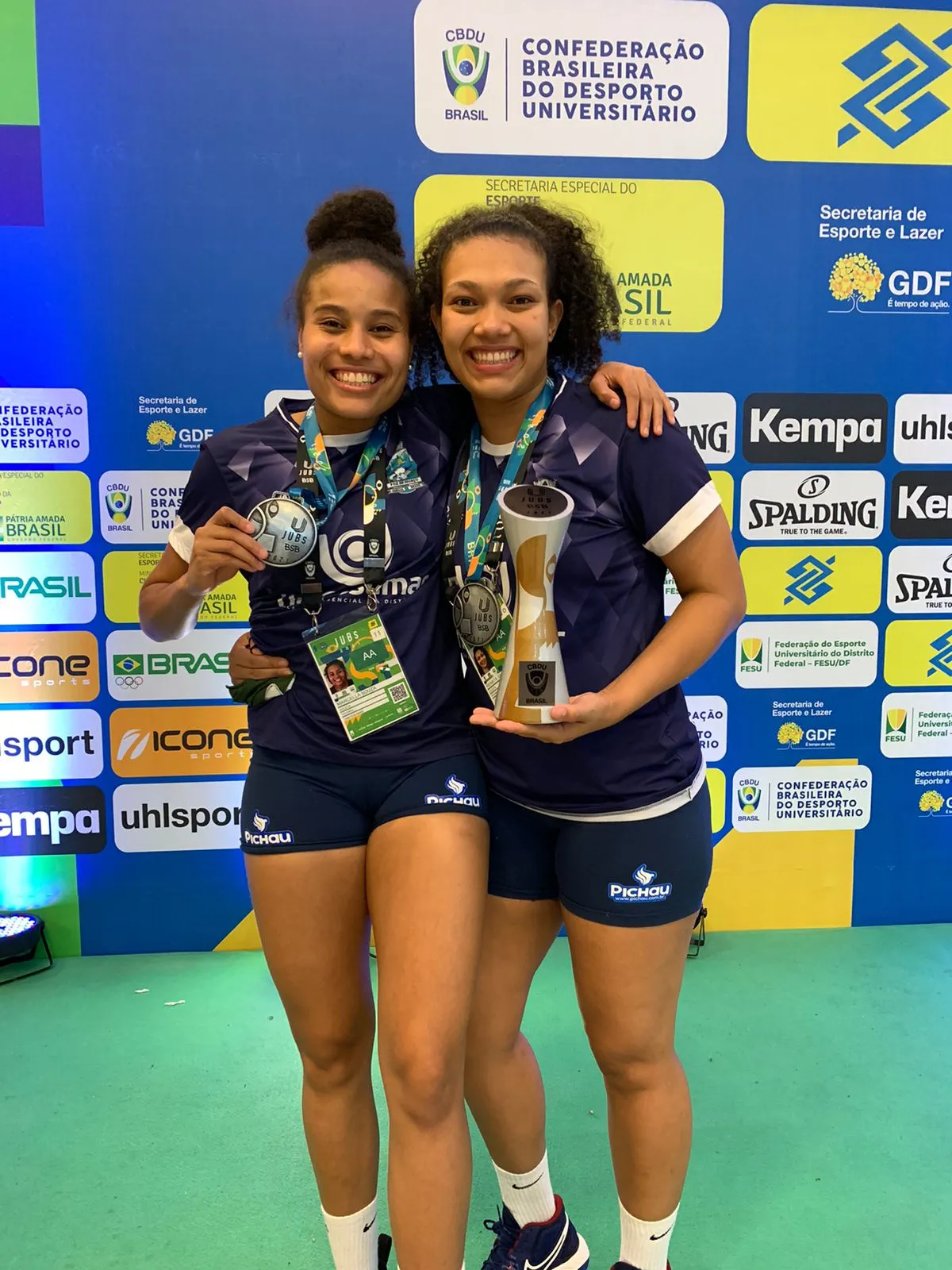 Marcella e Renata após torneio de vôlei.