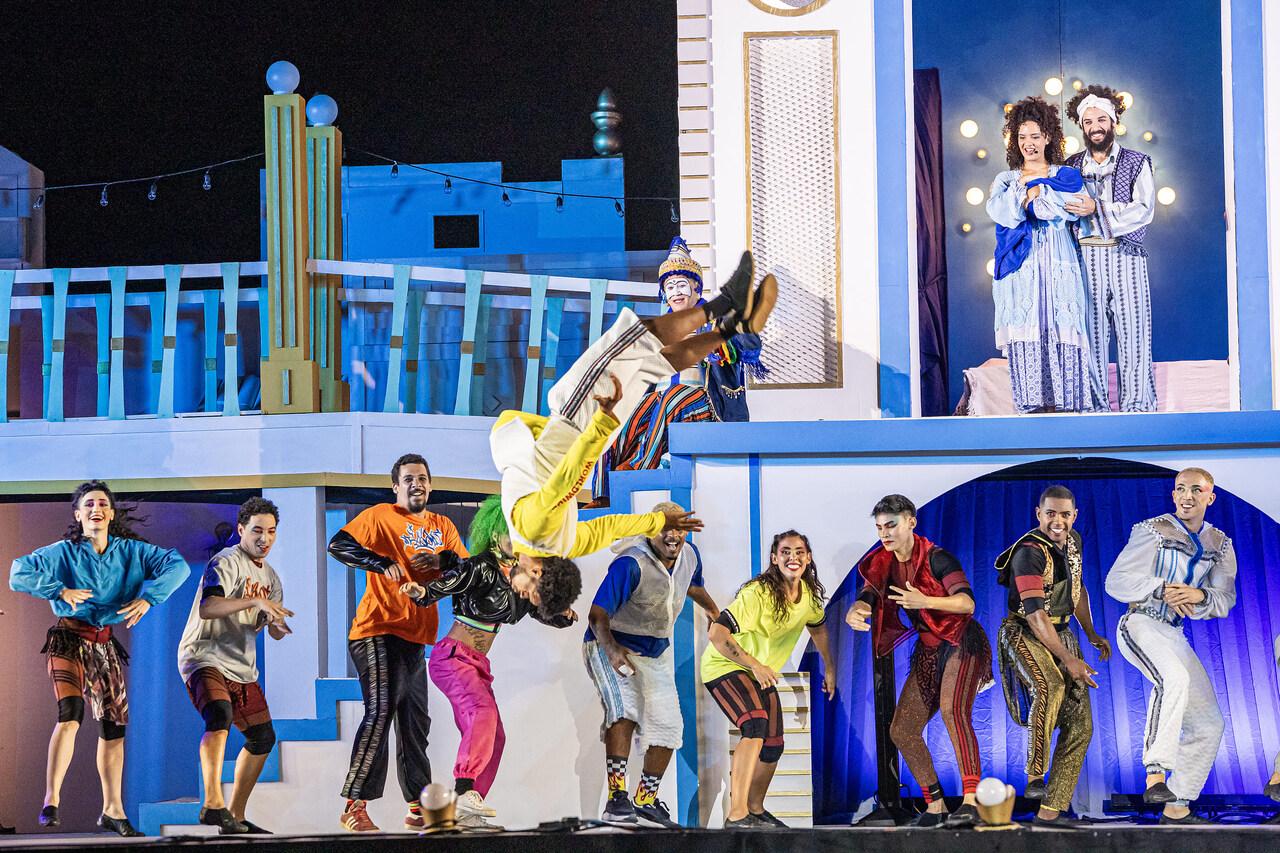 Artistas dançam no palco do espetáculo 