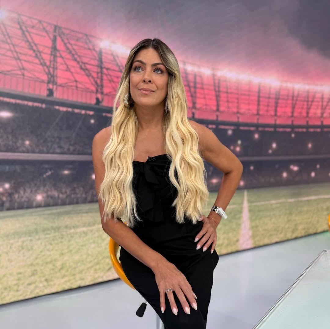 Emocionada, Renata Fan falou pela primeira vez sobre a morte do pai e prestou uma homenagem comovente ao vivo na TV.