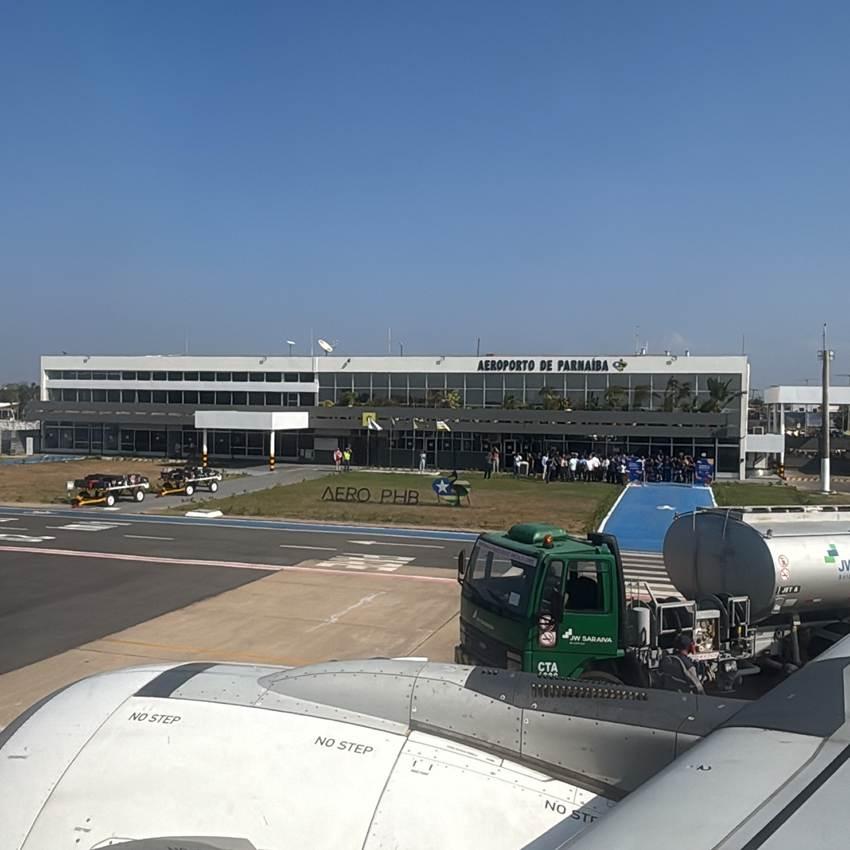 Aeronave Latam no aeroporto de Parnaíba.
