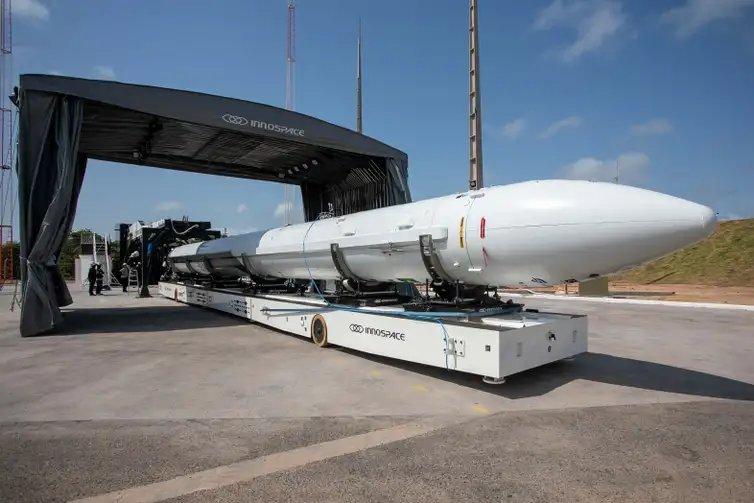 Foguete HANBIT-Nano, da start-up espacial Innospace, posicionado na plataforma do Centro de Lançamento de Alcântara