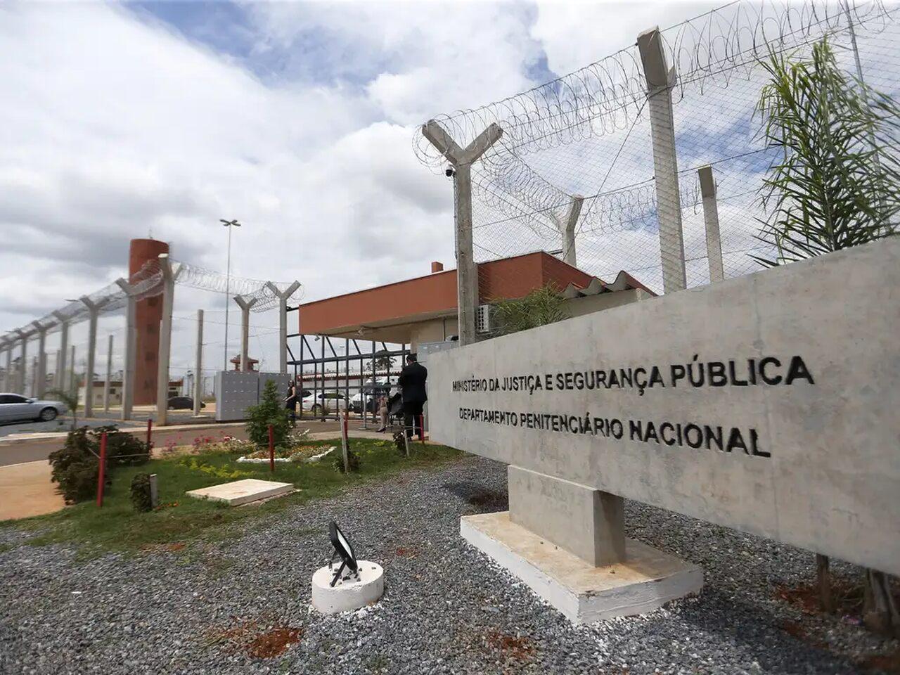 Fachada de uma penintenciária, com mármore estampando os dizeres 