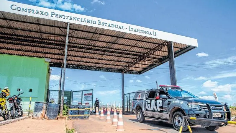 A foto mostra uma viatura do GAP, da Polícia Penal, saindo pelo portão do Complexo Penitenciário Estadual Itaitinga II.