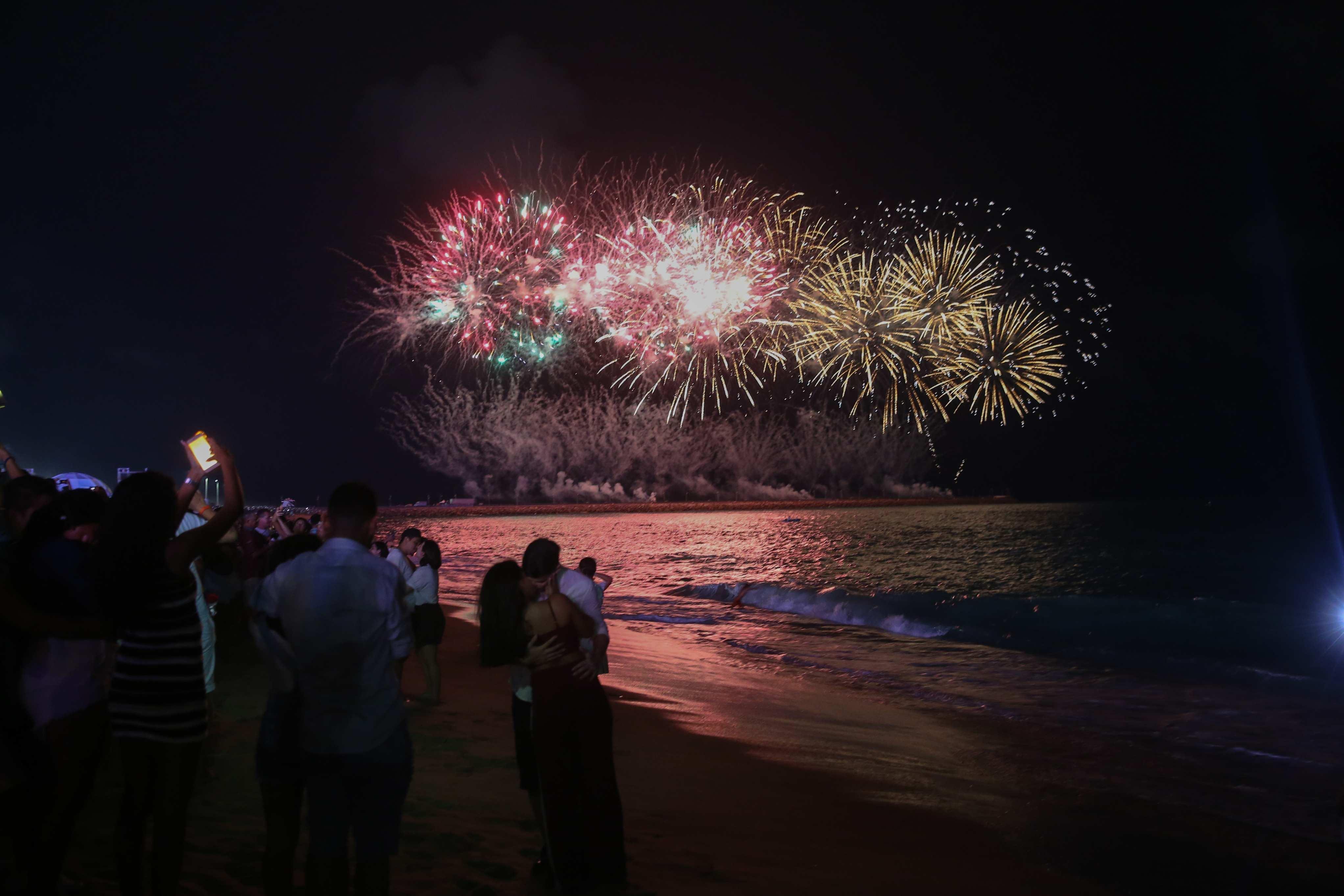 Fogos de artifício na virada do ano no Aterro da Praia de Iracema.