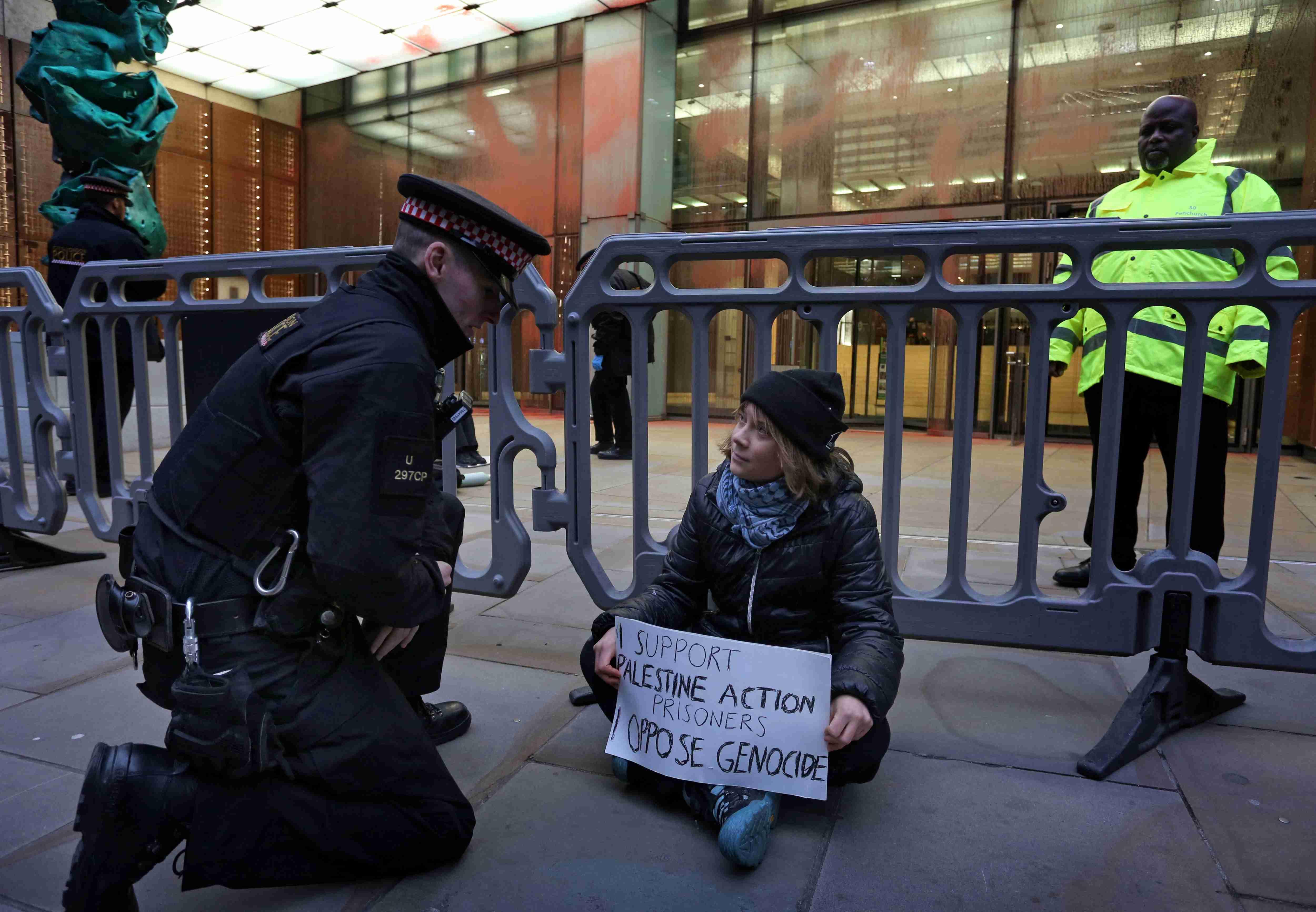 Fotografia mostra a ativista sueca Greta Thunberg antes de sua prisão por oficiais de polícia em frente aos escritórios da Aspen Insurance no Plantation Place, na Fenchurch Street, em Londres.