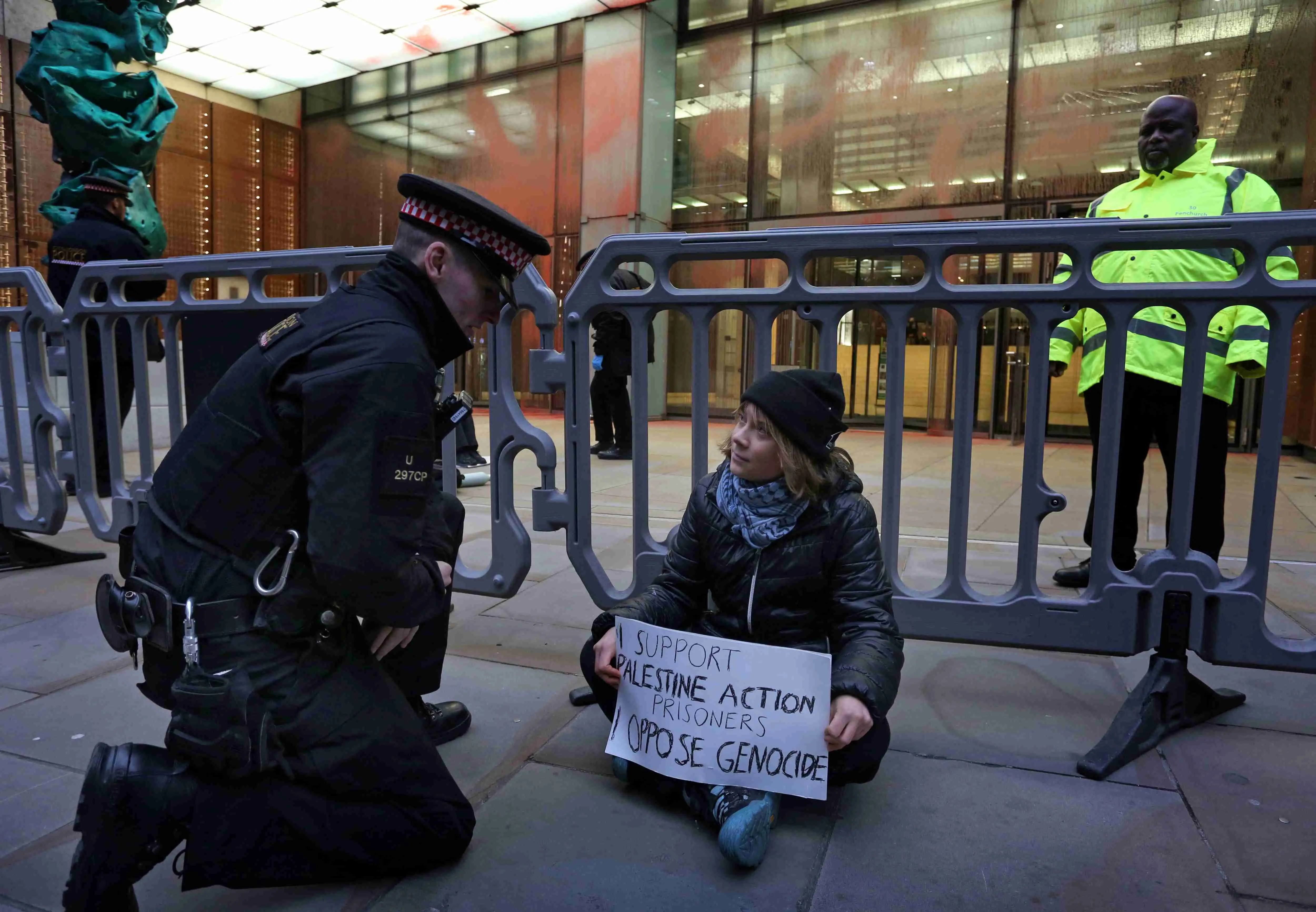 Fotografia mostra a ativista sueca Greta Thunberg antes de sua prisão por oficiais de polícia em frente aos escritórios da Aspen Insurance no Plantation Place, na Fenchurch Street, em Londres.