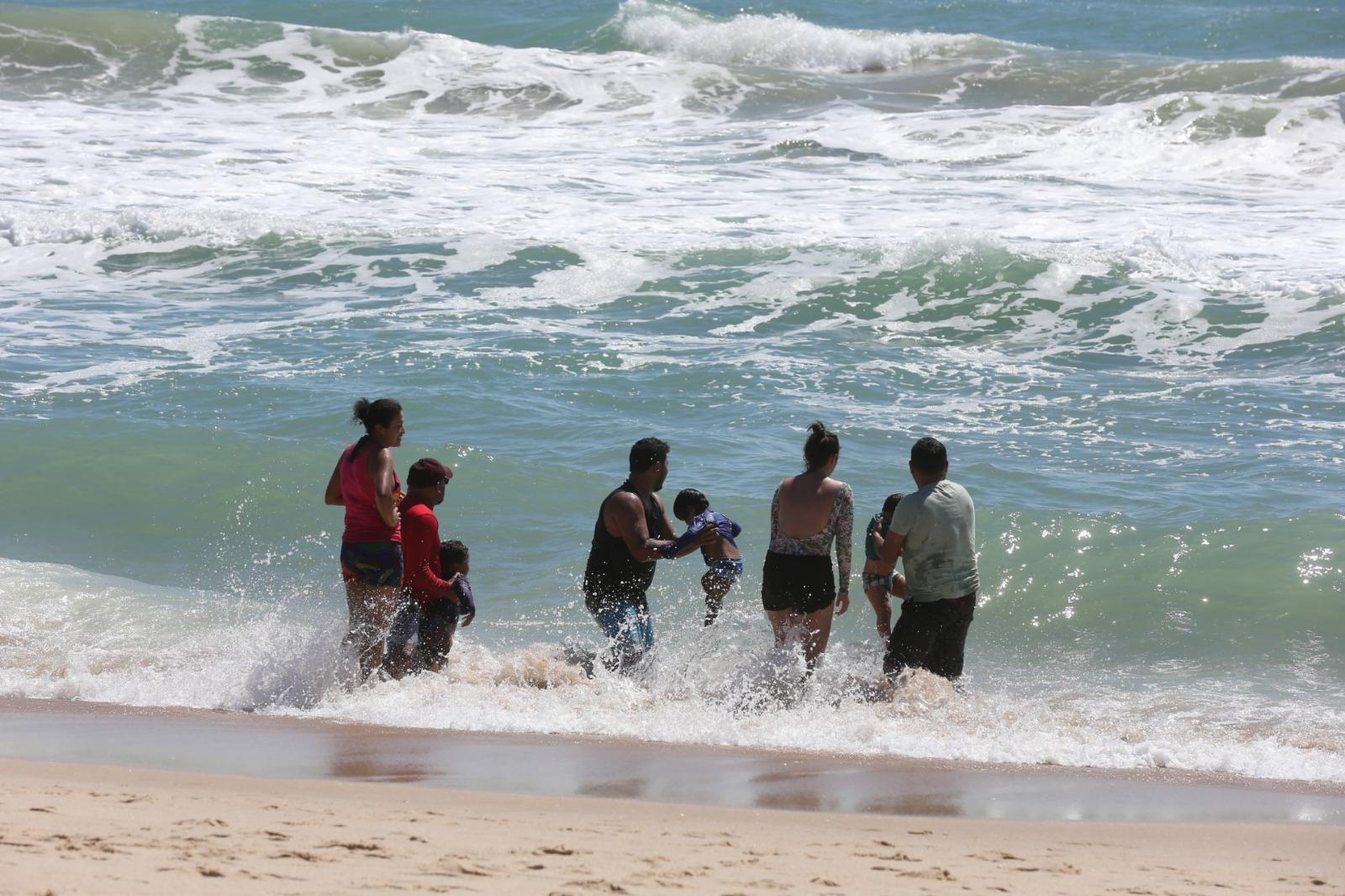 Banhistas na praia do futuro em Fortaleza.