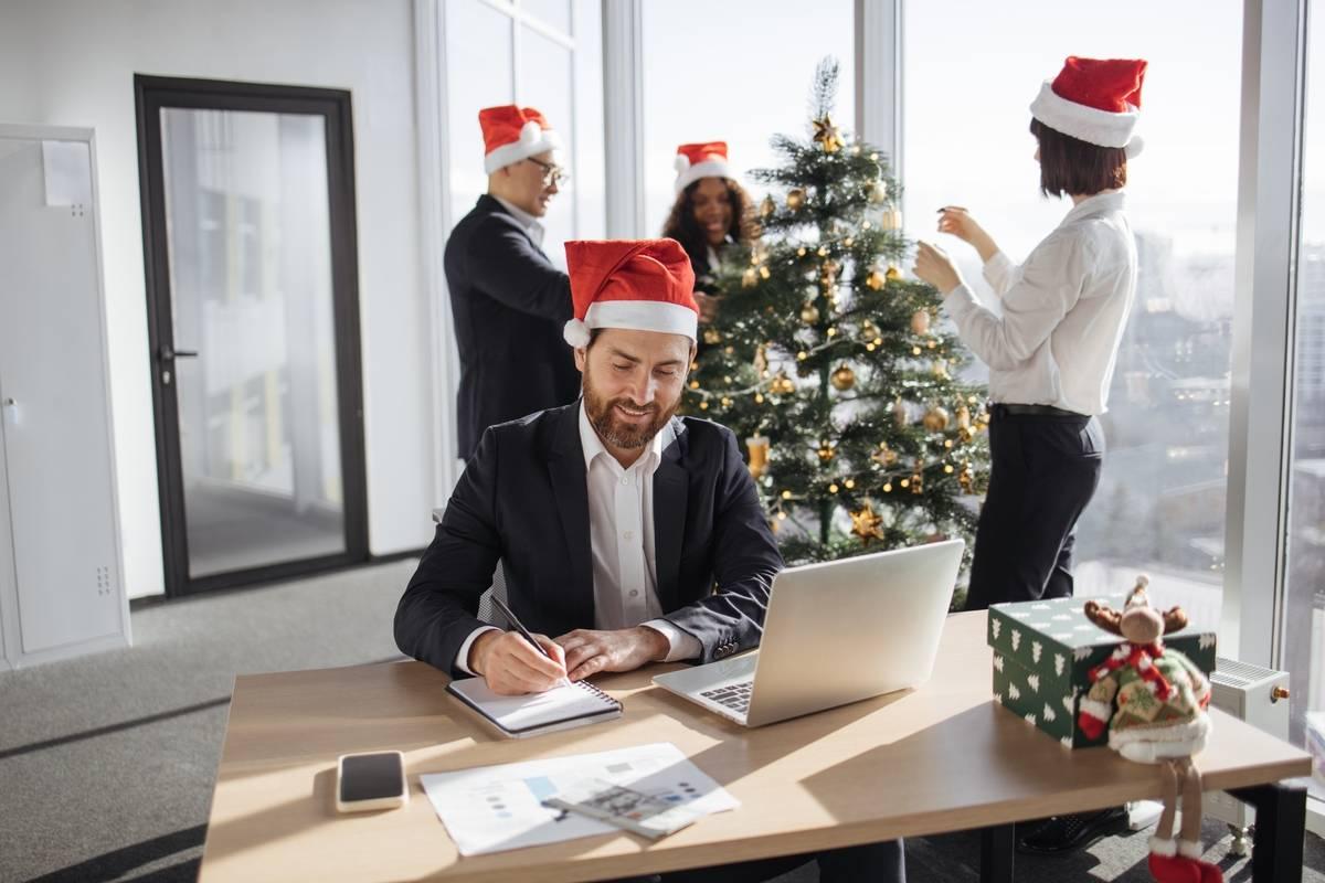 Pessoas em clima de festa no ambiente de trabalho.