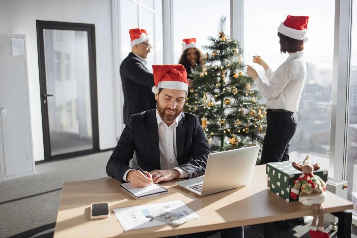 Pessoas em clima de festa no ambiente de trabalho.
