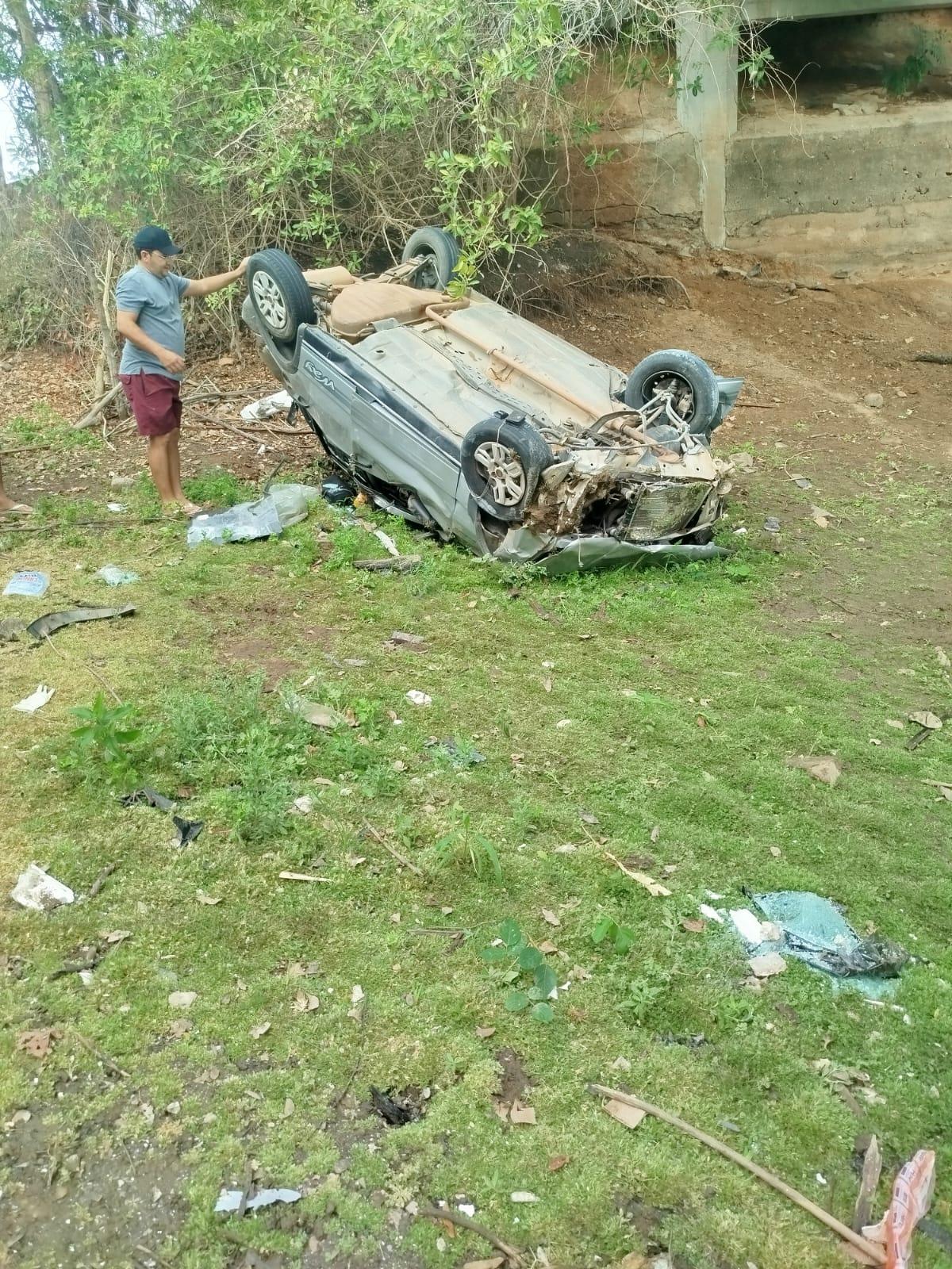 Imagem mostra carro capotado embaixo de uma ponte em Lavras da Mangabeira