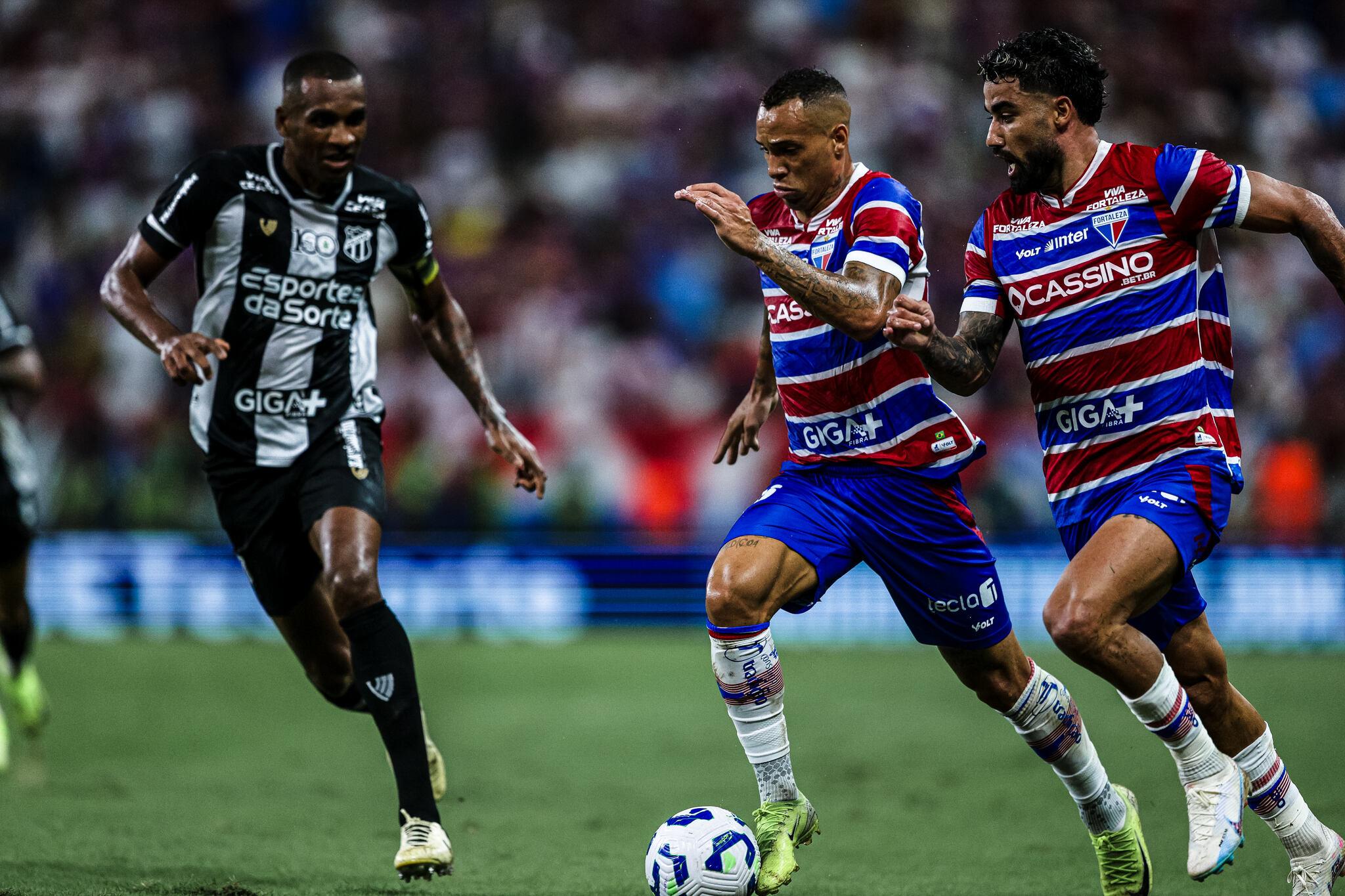 Foto dos jogadores Marllon, do Ceará, e Breno Lopes e Brítez, do Fortaleza