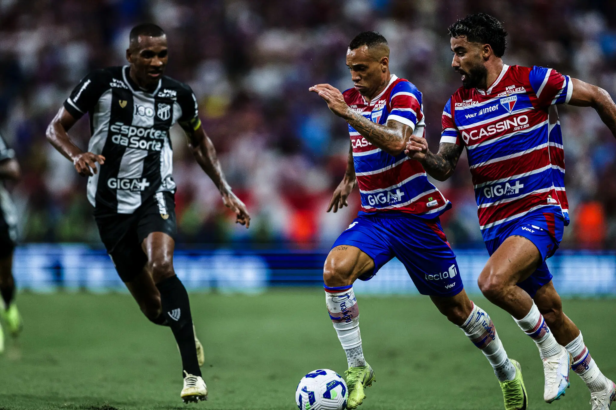 Foto dos jogadores Marllon, do Ceará, e Breno Lopes e Brítez, do Fortaleza