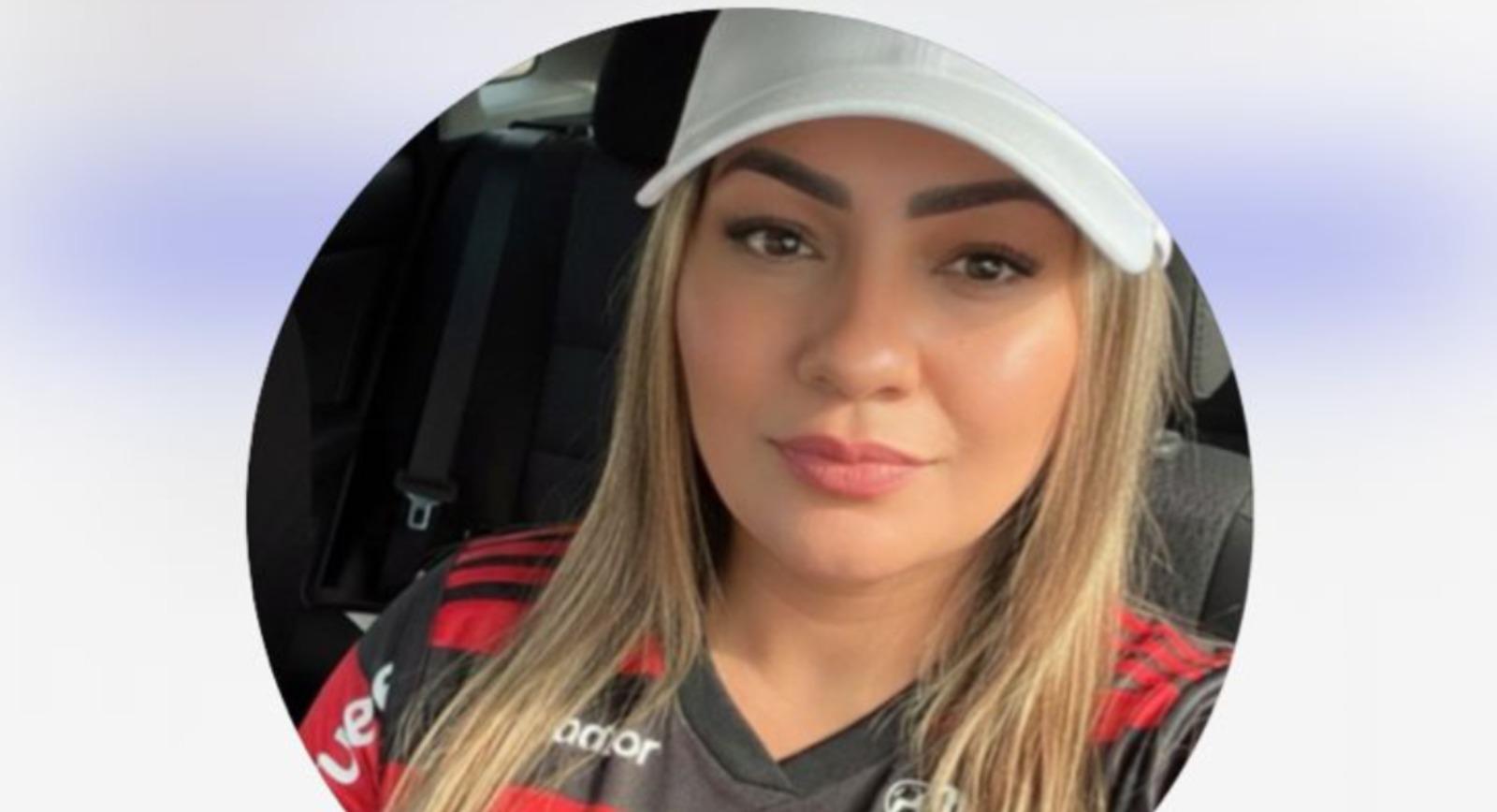 A imagem mostra uma mulher loira, vestida com a blusa do time Flamengo, nas cores vermelha e preta, e um boné branco.