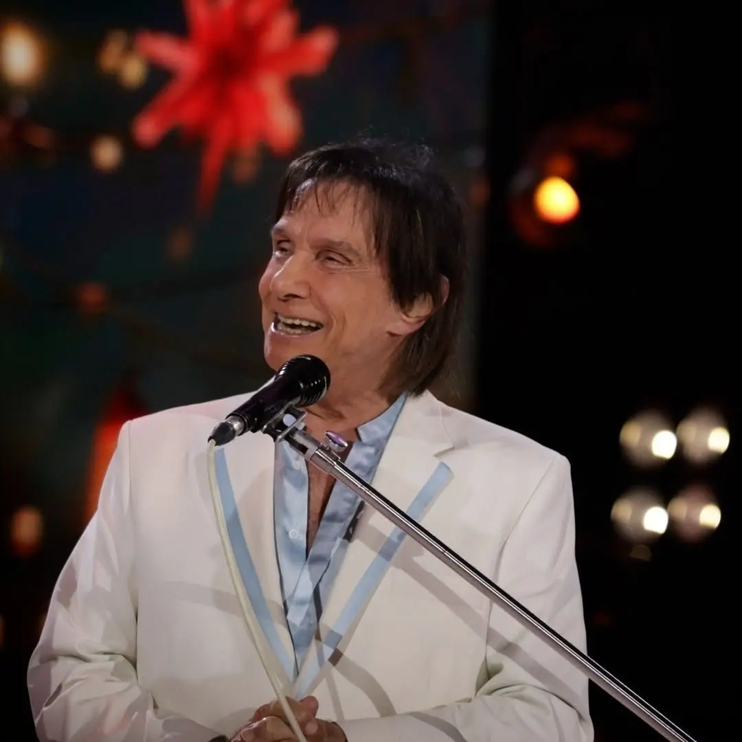 Roberto Carlos fez questão de homenagear Erasmo Carlos em show. 