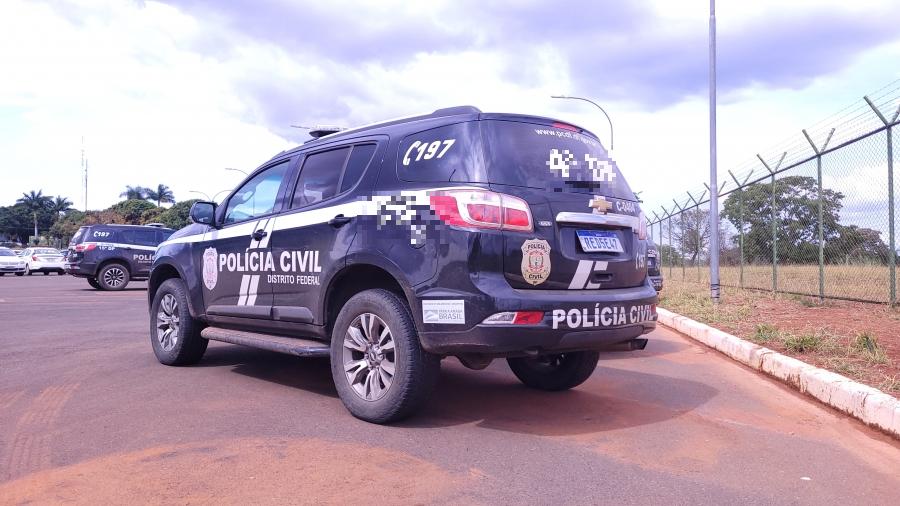 Viatura da Polícia Civil do DF parada em uma via.