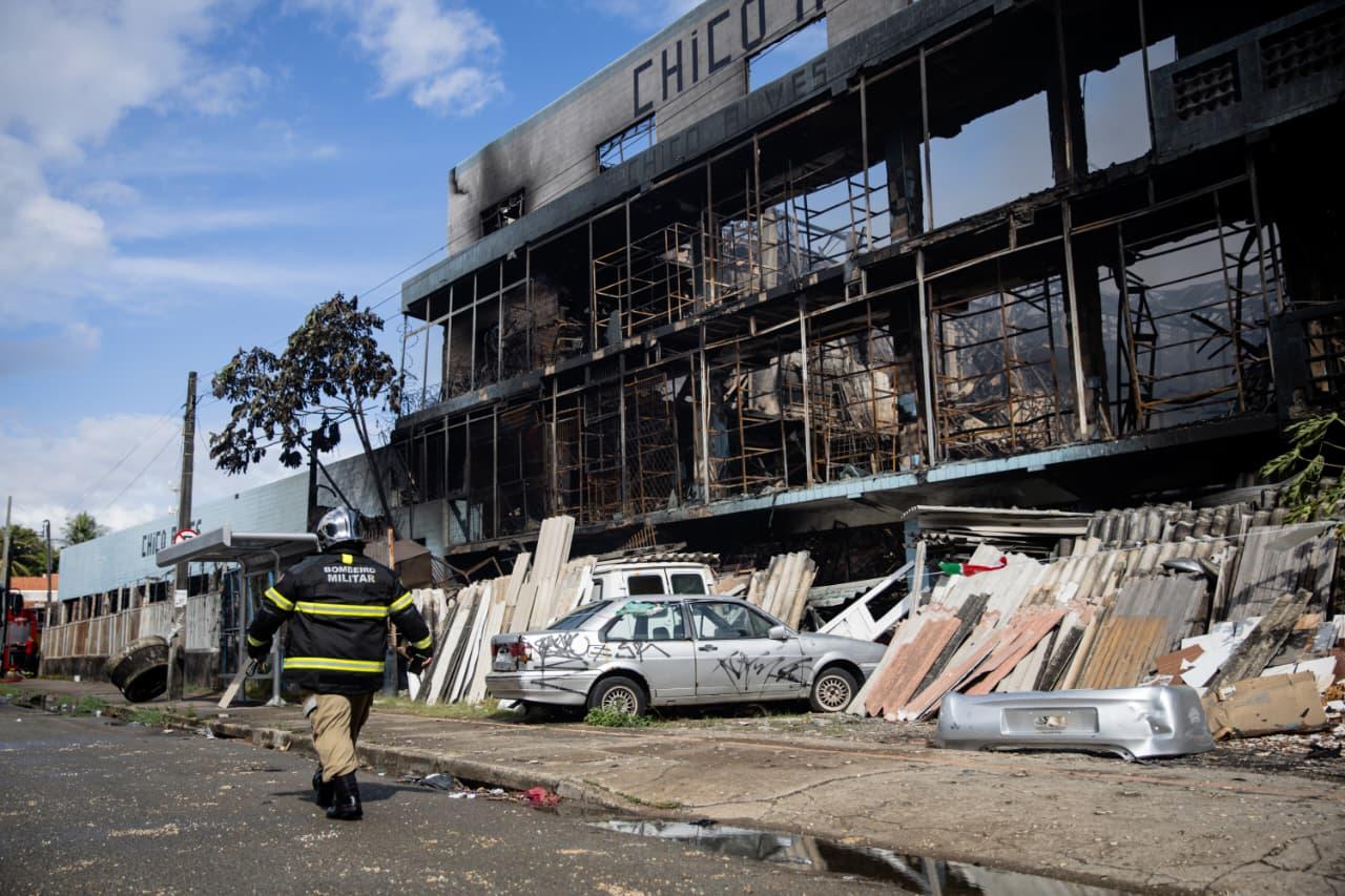 Incêndio destruiu por completo fachada da sucata Chico Alves, em Fortaleza (CE)