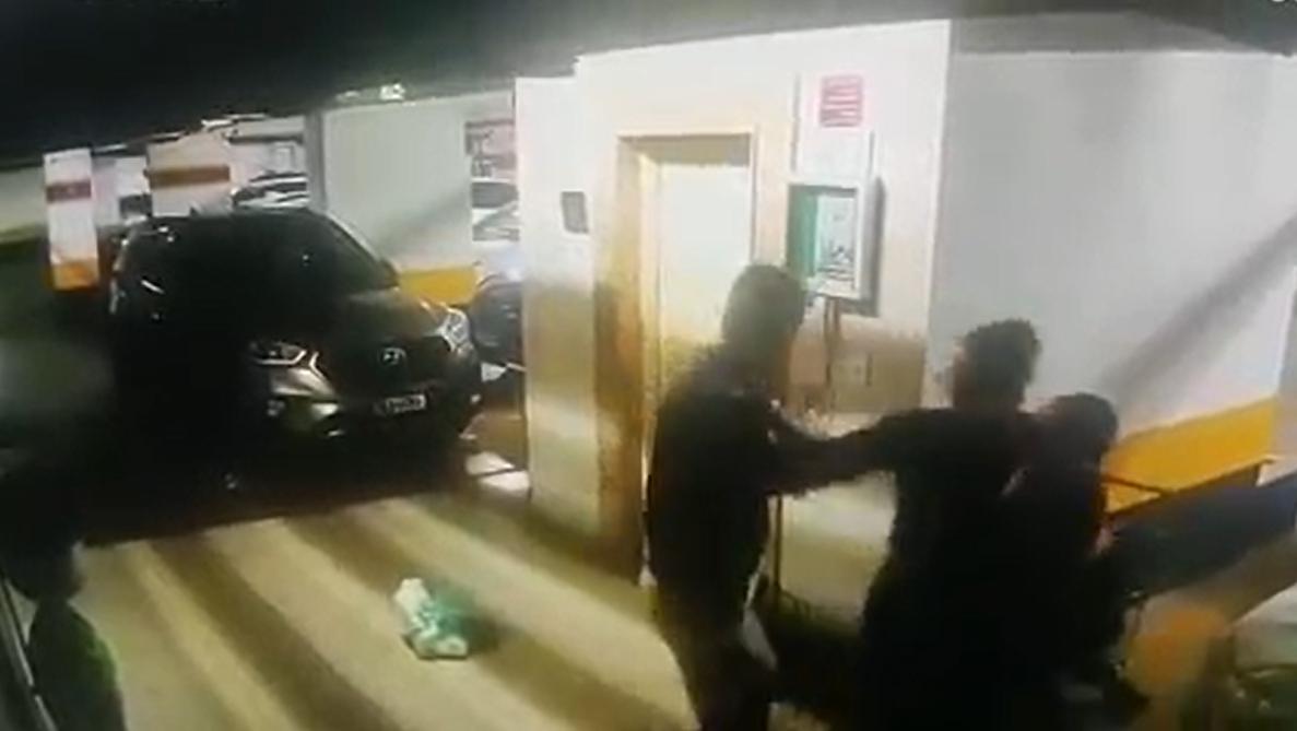 Imagens de câmera de segurança mostram o momento em que o homem atacou a mulher. Eles estão em um estacionamento no momento da agressão.