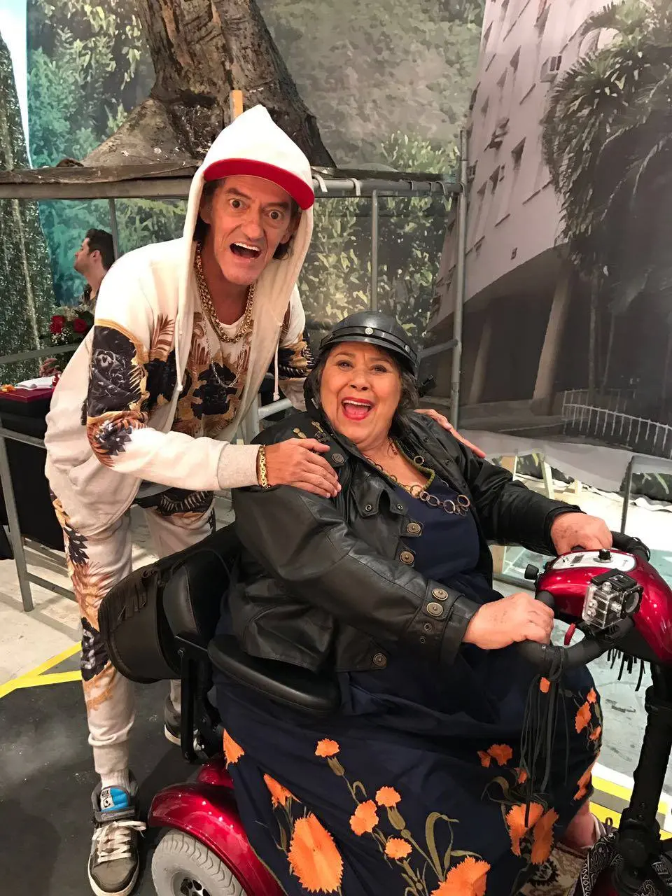 Teuda Bara como Dona Fausta em 'A Vila'. Ao lado do ator Ataíde Arcoverde.