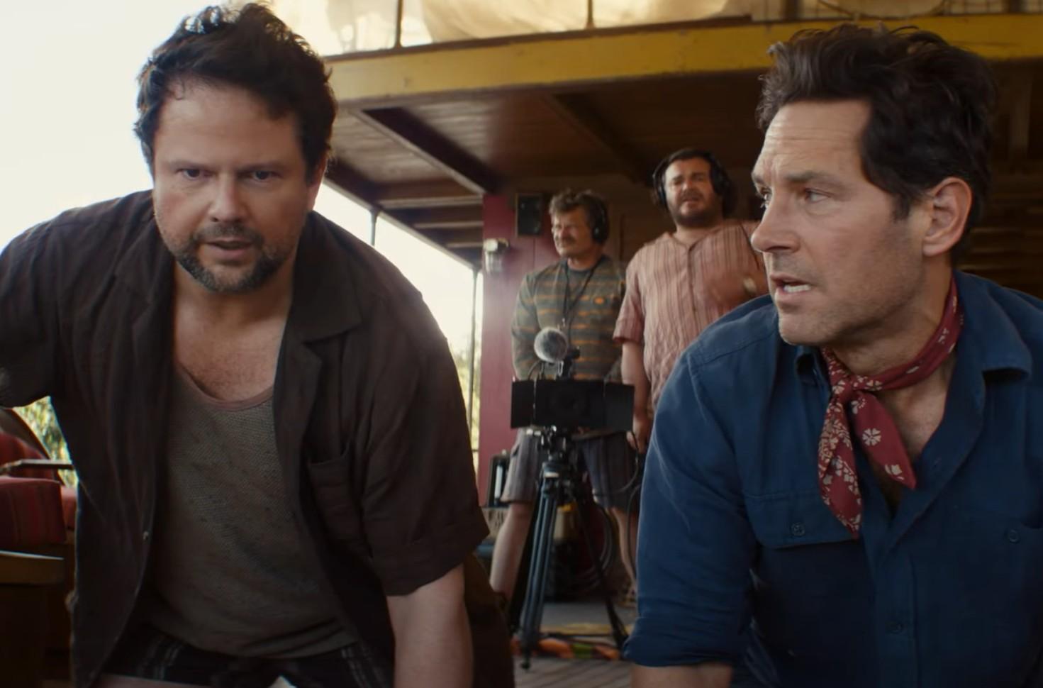 Quatro atores no filme Anaconda. Dois deles estão conversando, enquanto outros dois estão gravando em uma câmera no fundo.