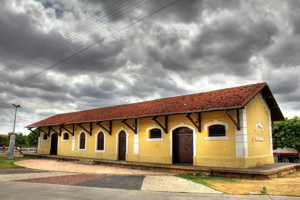 Foto que contém a antiga Estação Ferroviária de Quixeramobim.