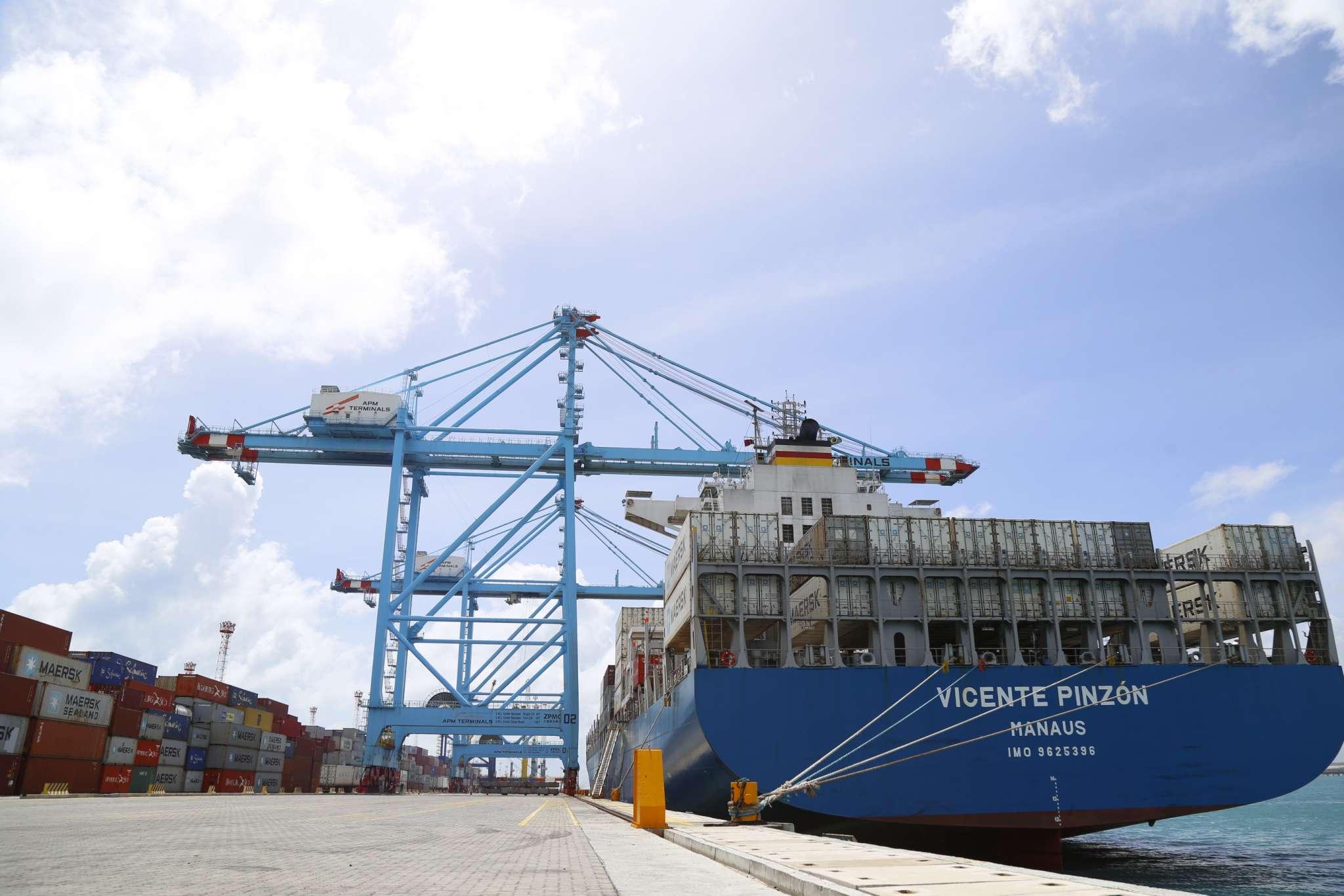 Foto que contém navio no Porto do Pecém.