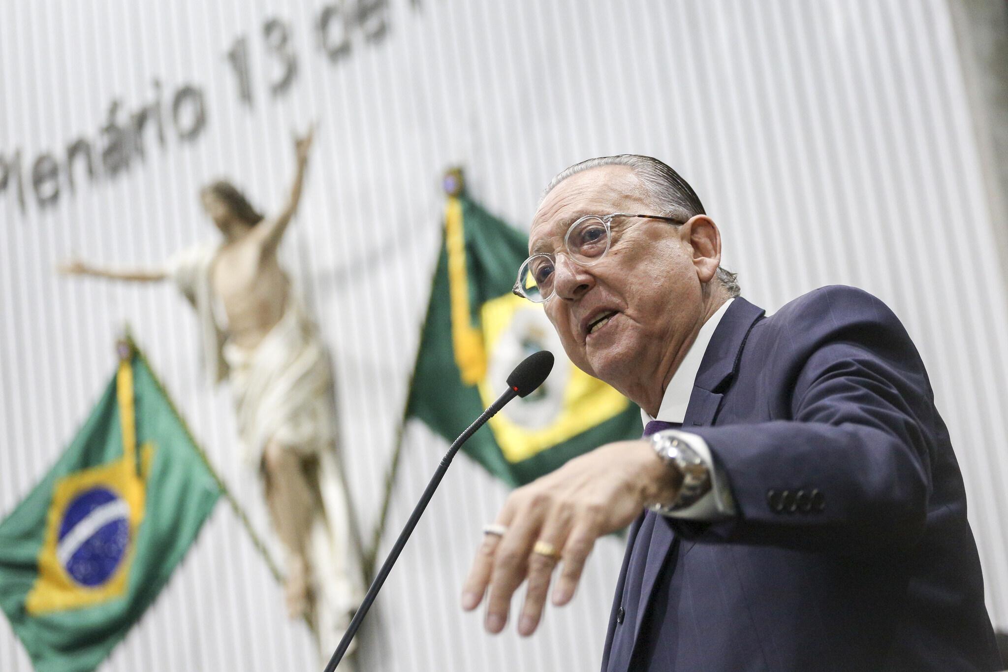 Apresentador Galvão Bueno discusa na Alece.