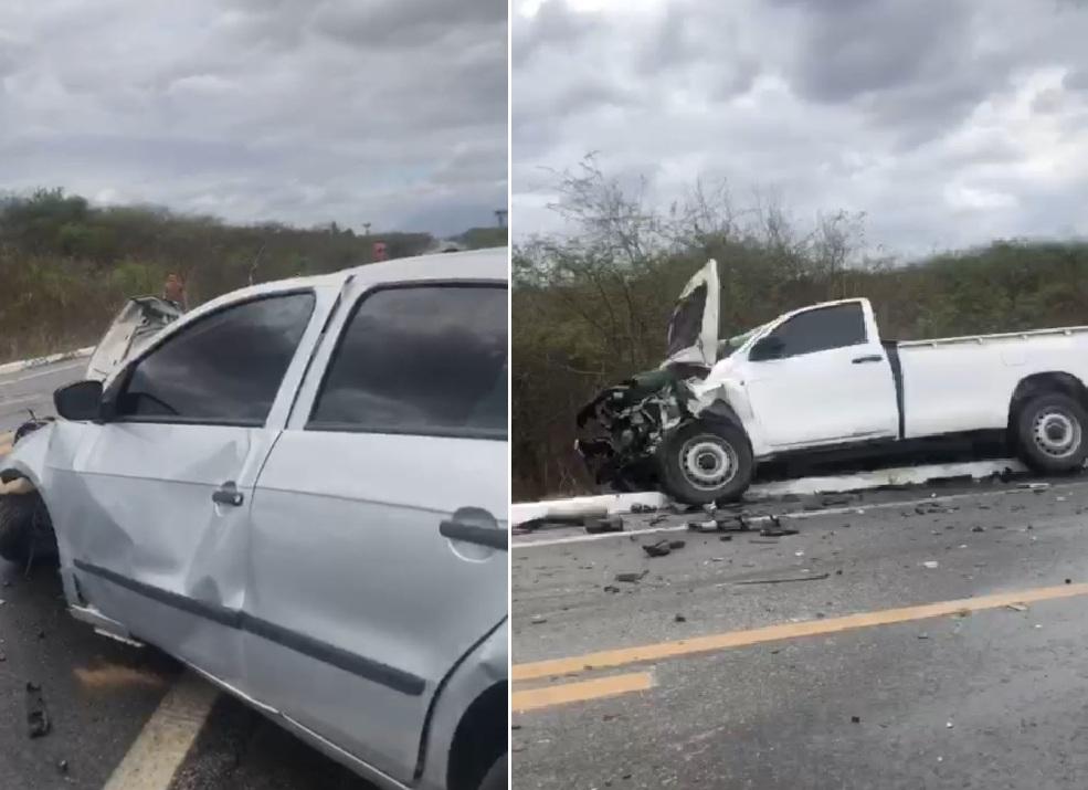 As imagens mostram dois veículos, de cores branca e cinza, que colidiram frontalmente em uma estrada no Ceará.