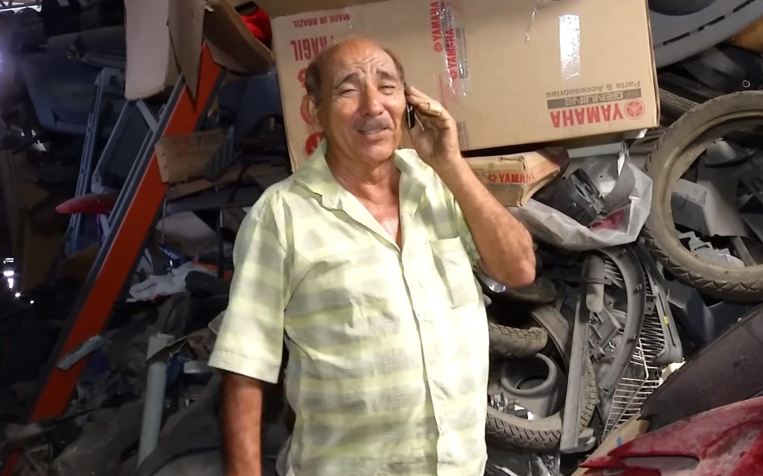 Empresário Chico Alves atendendo clientes por telefone durante entrevista