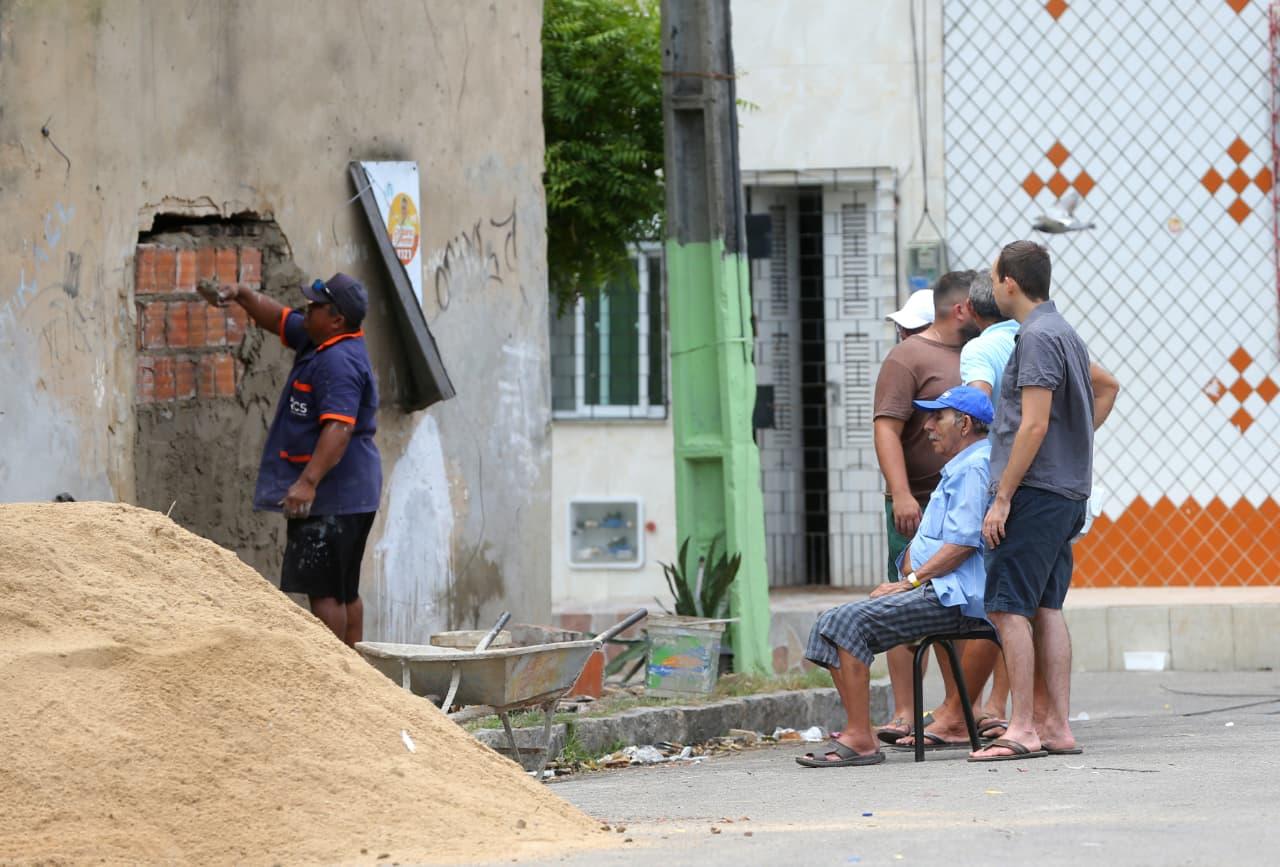 Chico Alves sentando em cadeira acompanhando trabalhos após incêndio que destruiu sucata no bairro Jacarecanga, em Fortaleza.